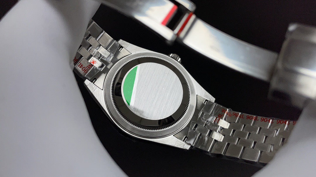 Reloj blanco y verde
