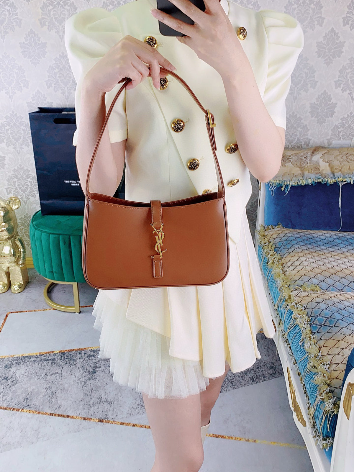 Braune und hellorange Tasche