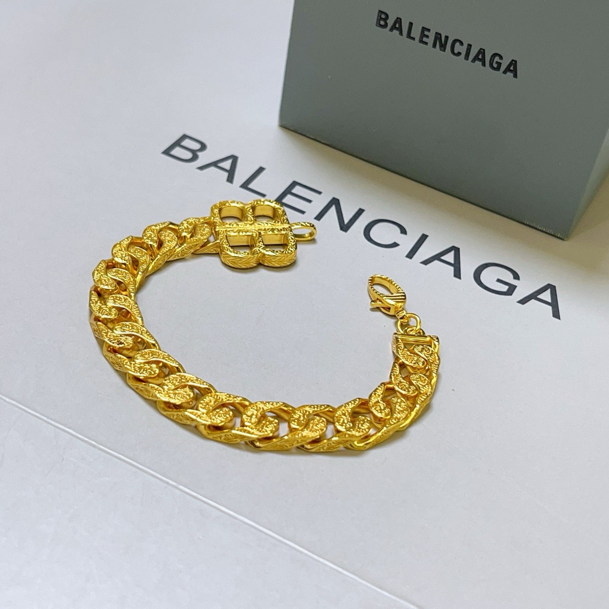 Goldenes Armband