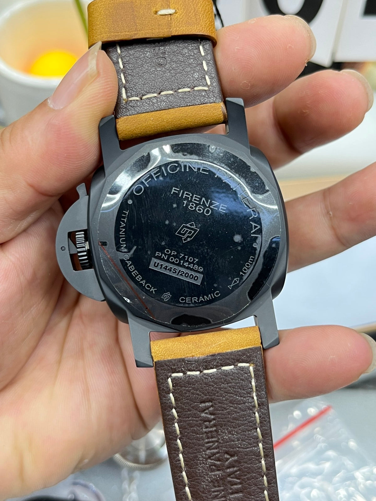 Reloj marrón y negro