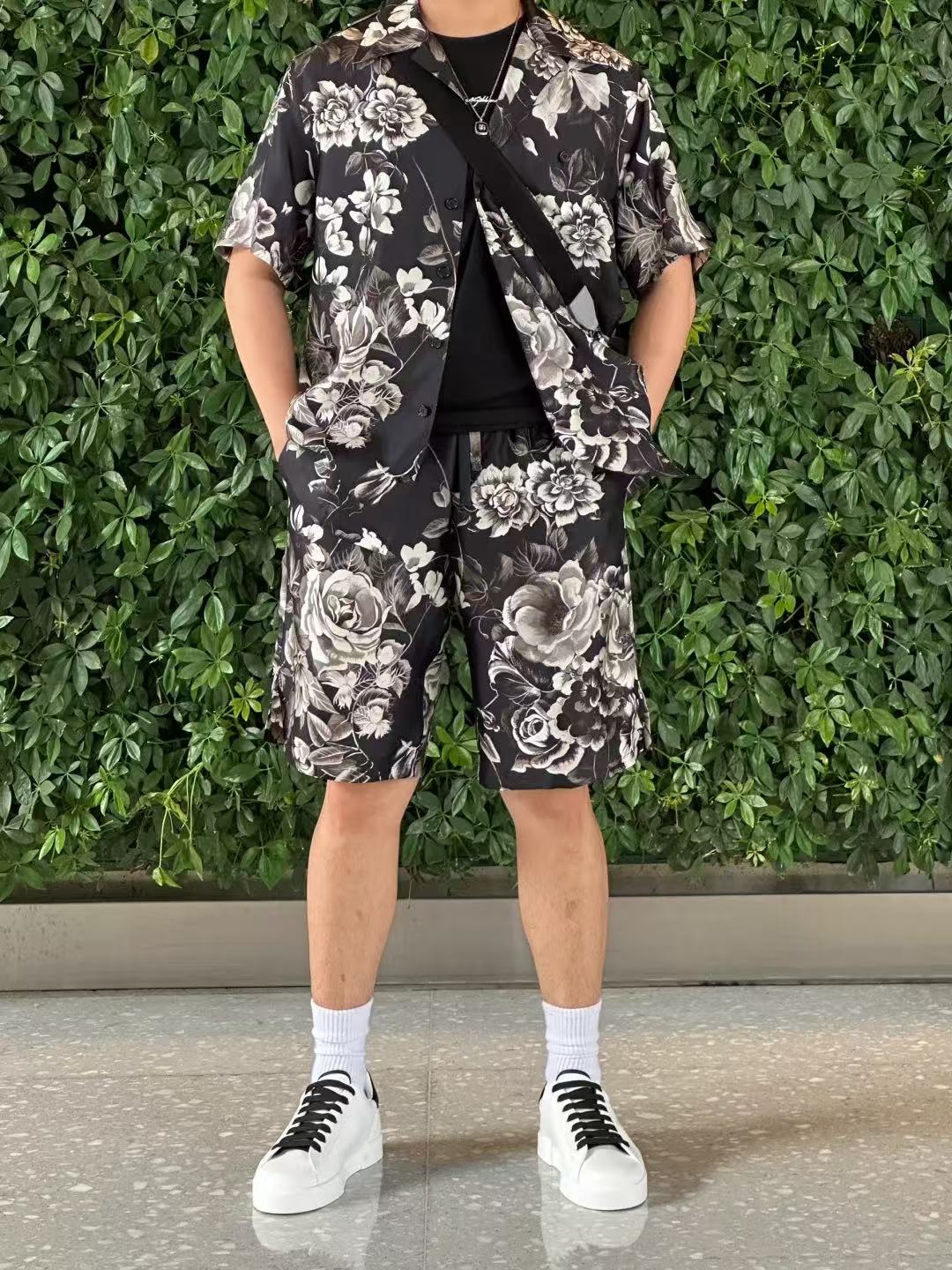 Mehrfarbiges T-Shirt mit Shorts
