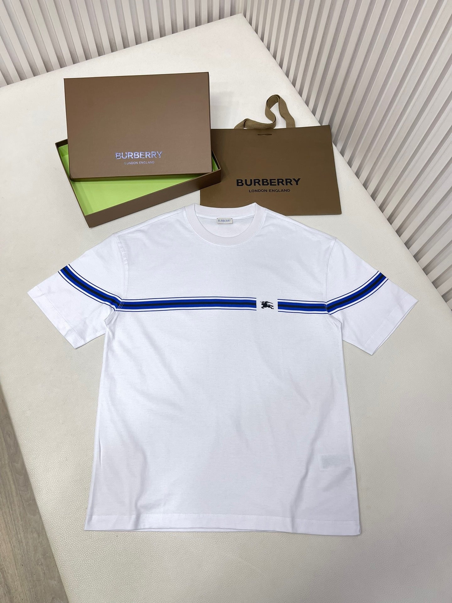 Schwarz-weißes T-Shirt