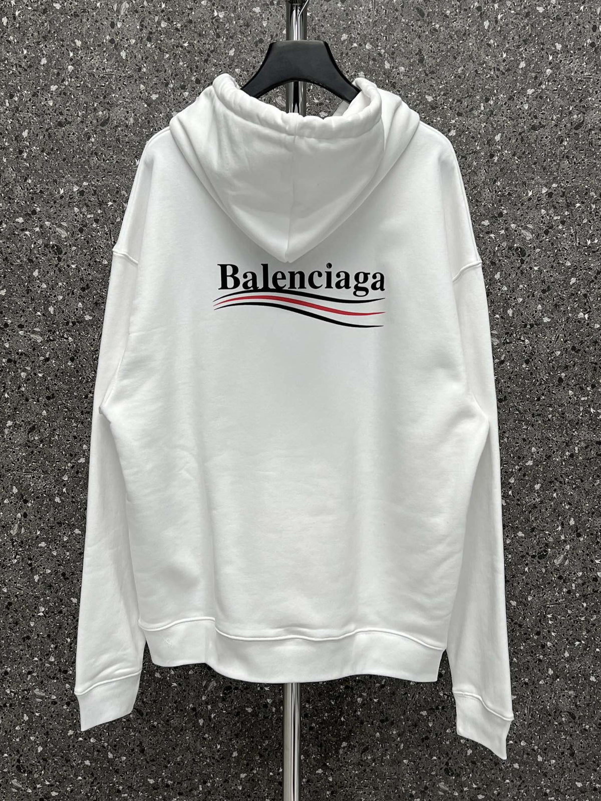Sudadera con capucha blanca y negra