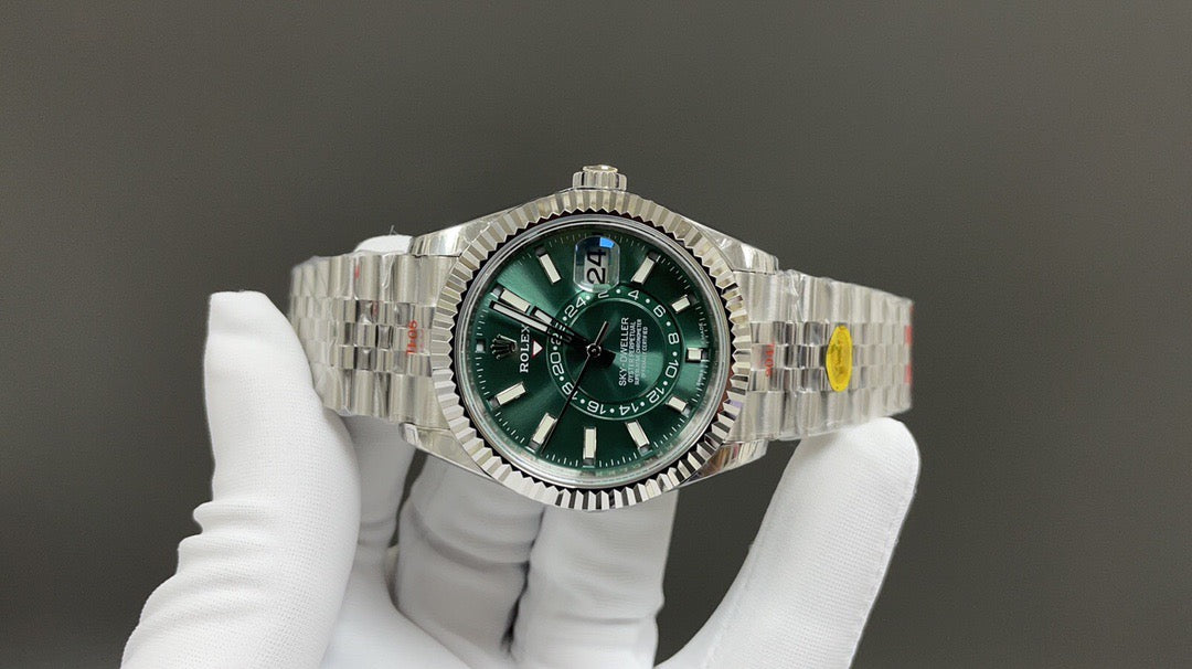 Reloj blanco y verde