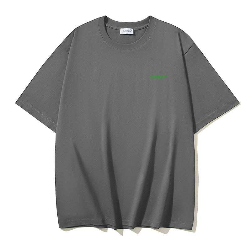 Camiseta negra oscura, blanca y negra