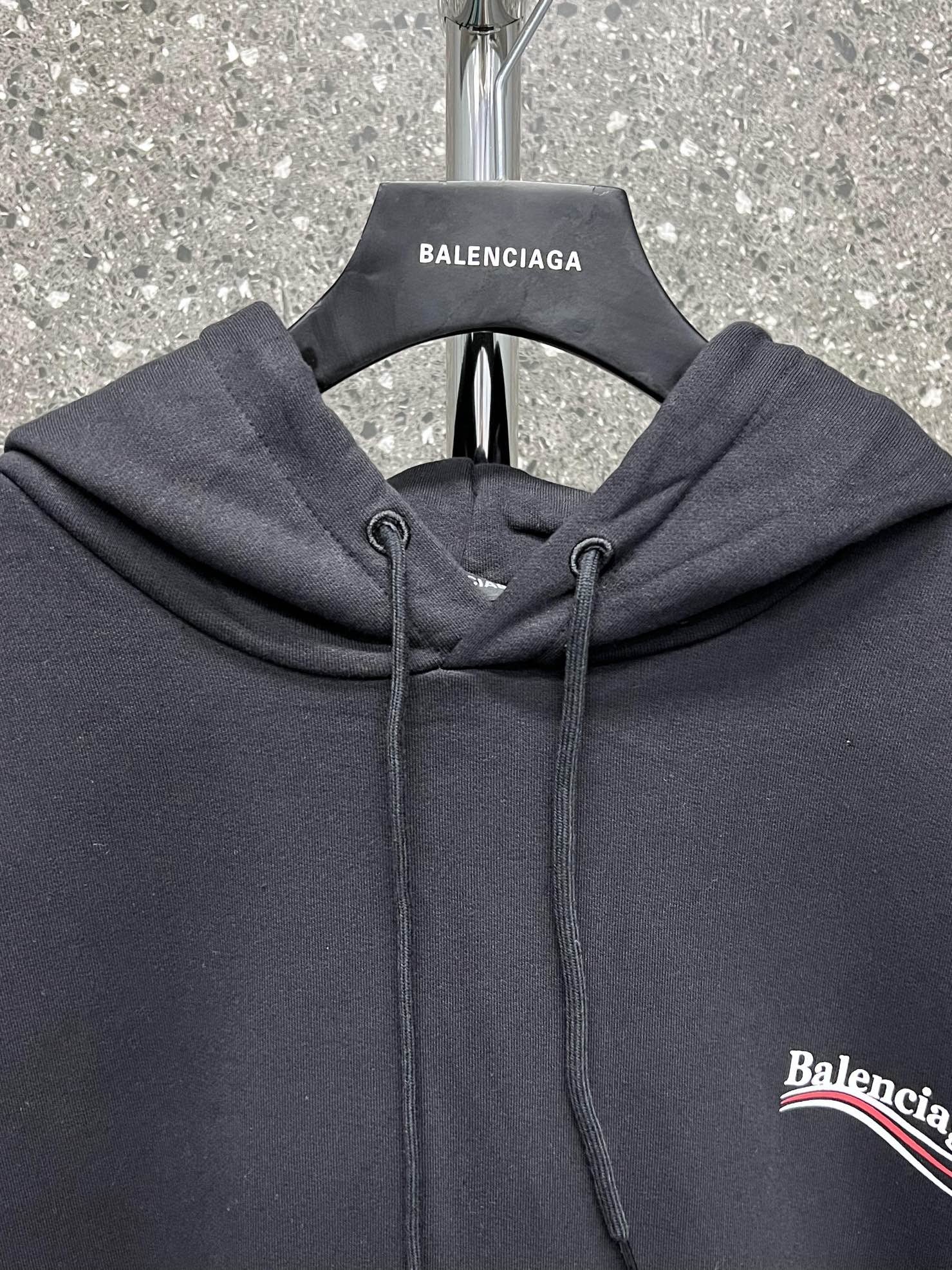 Sudadera con capucha blanca y negra