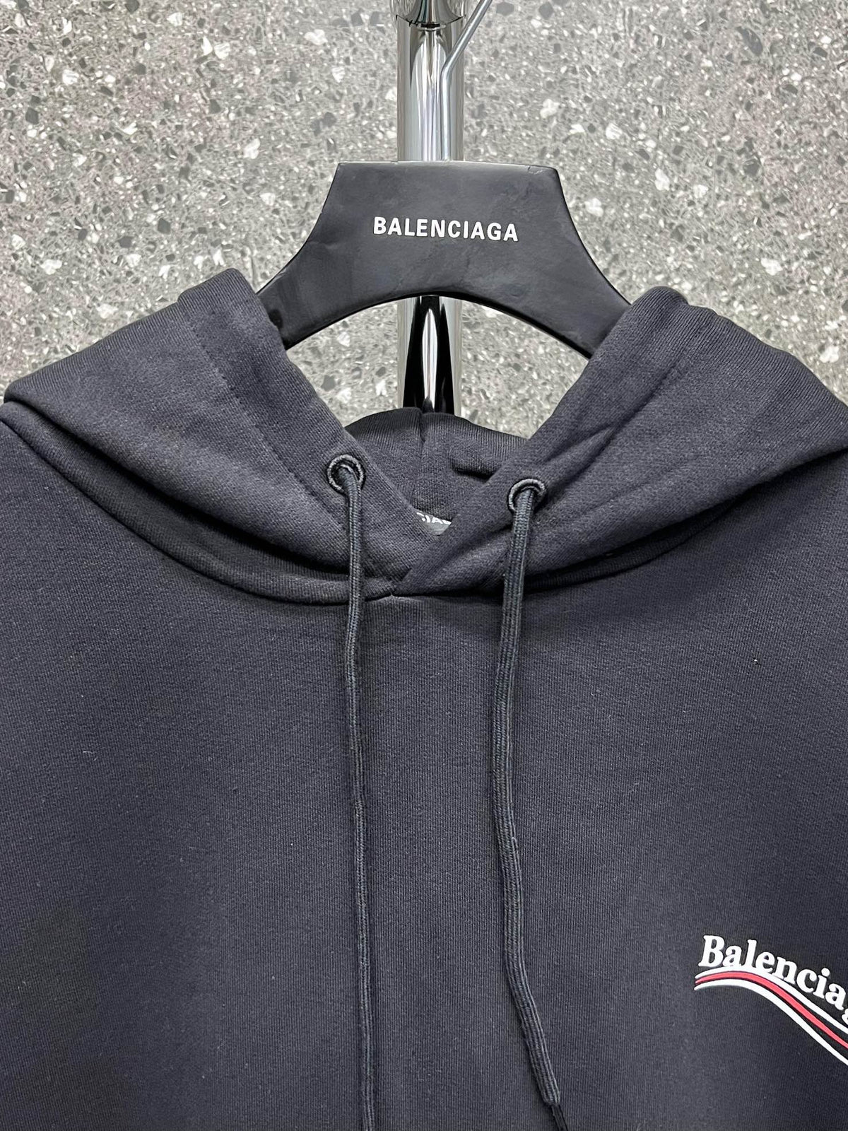 Sudadera con capucha blanca y negra