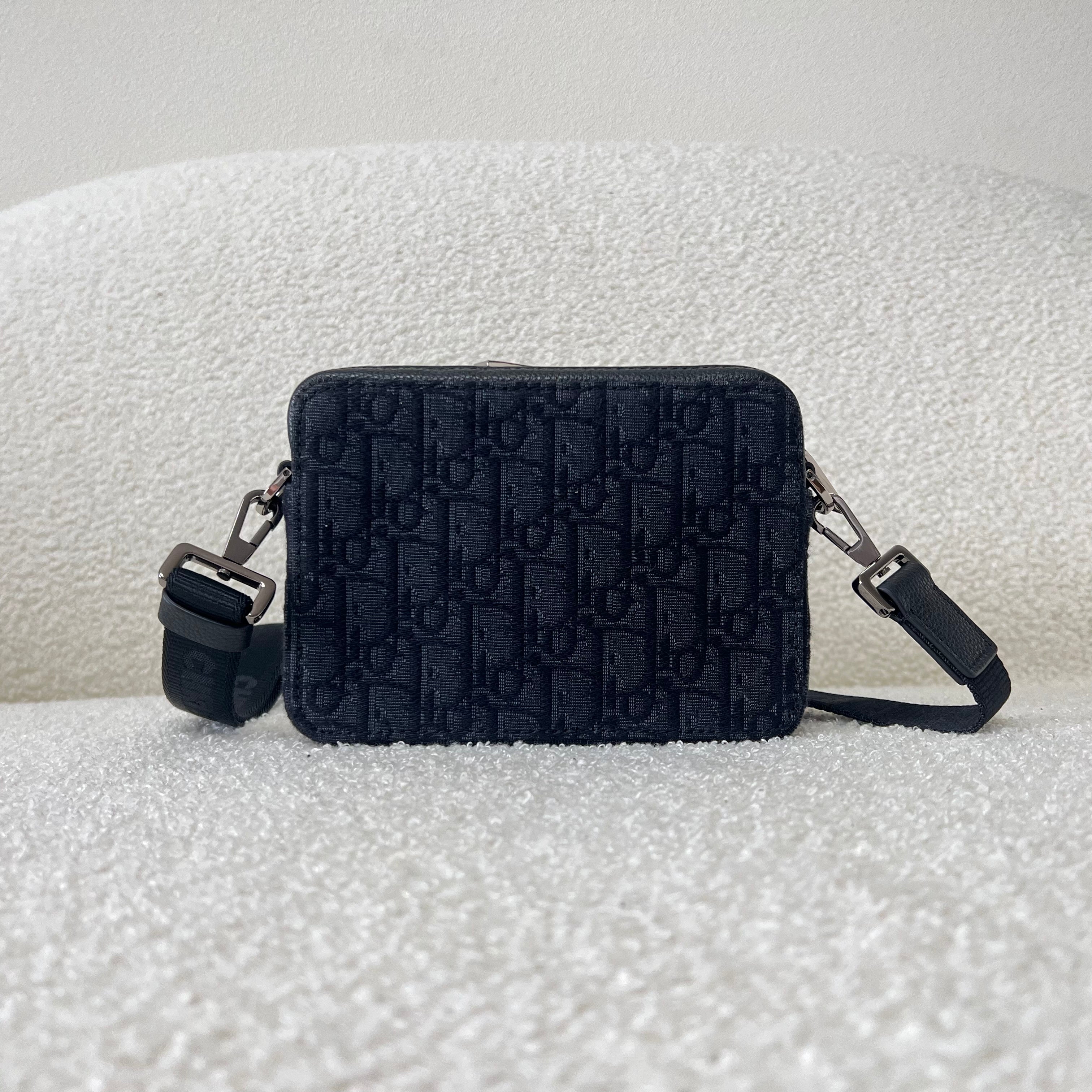 Bolsa azul y gris negra