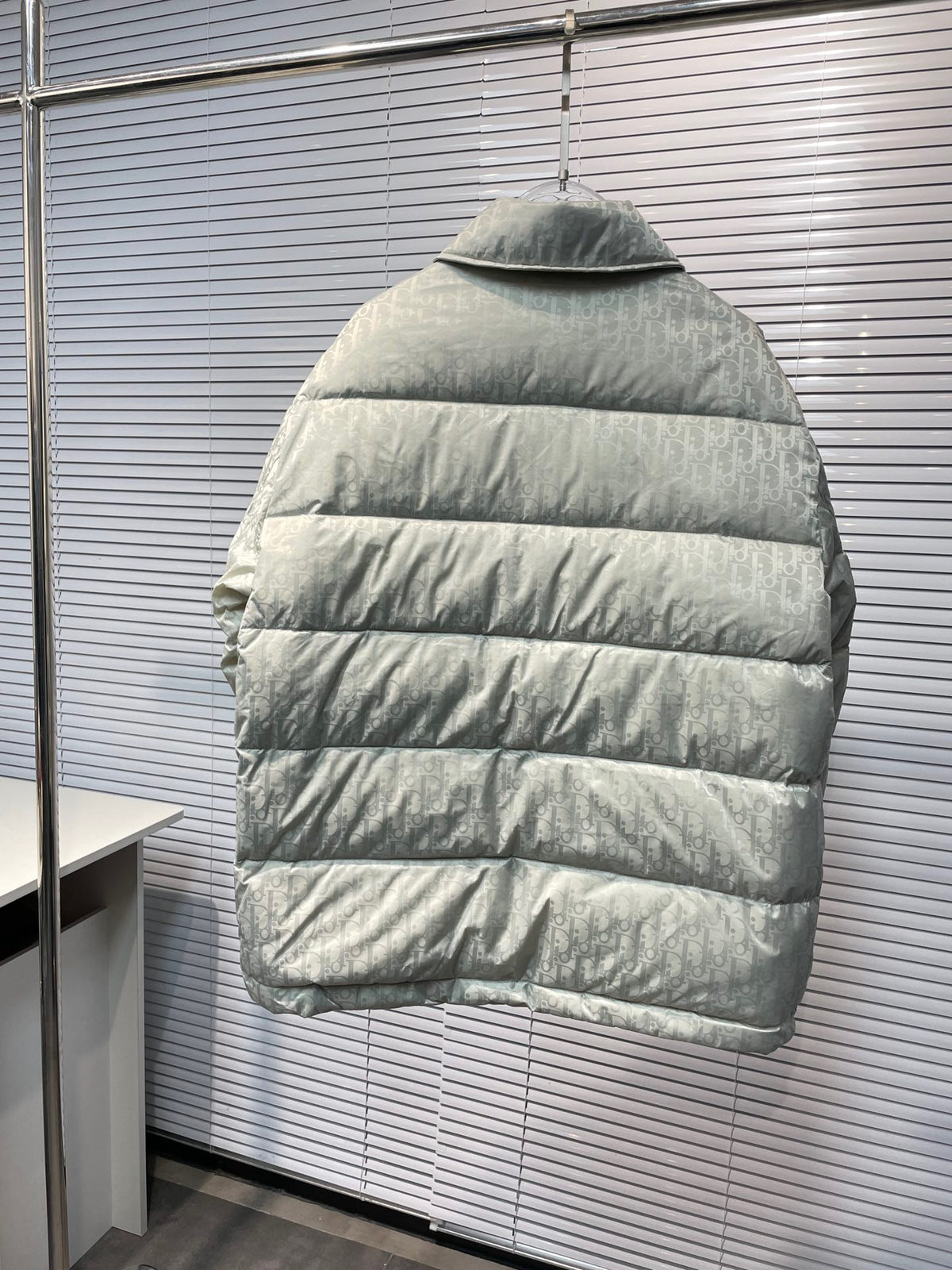 Schwarze und silbergraue Jacke