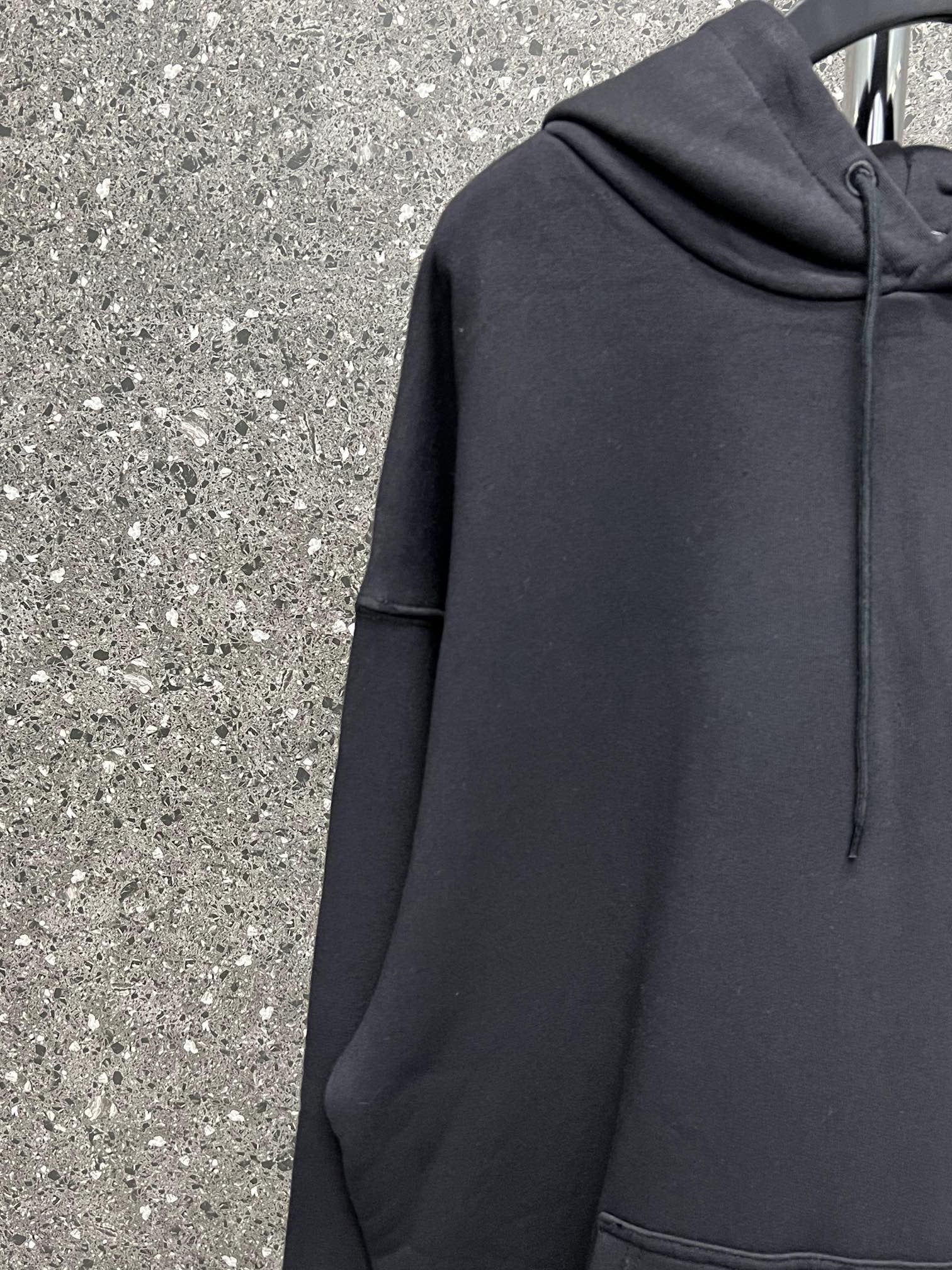 Sudadera con capucha blanca y negra