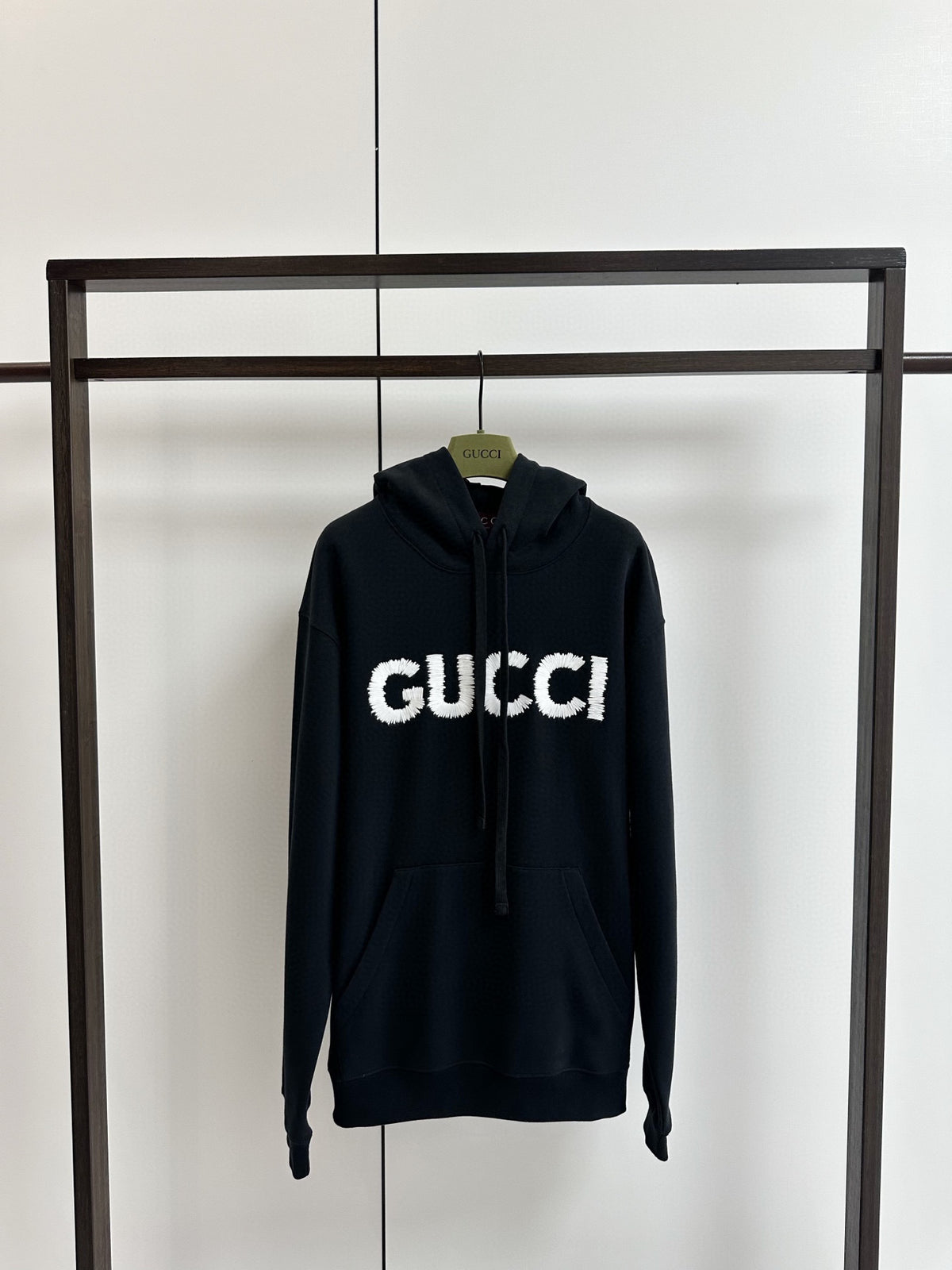 Schwarz-weißer Hoodie