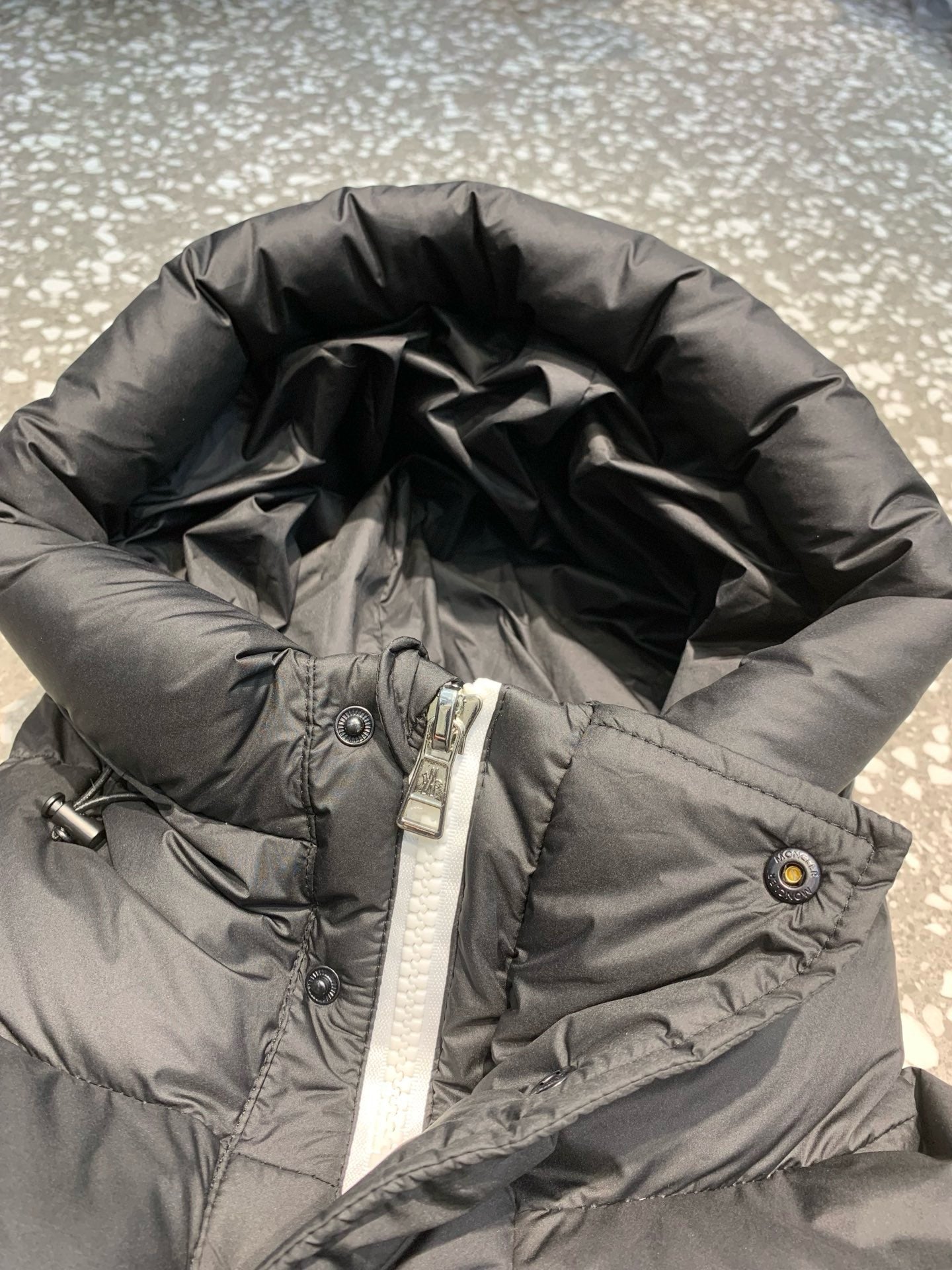 Schwarze, blaue und weiße Jacke