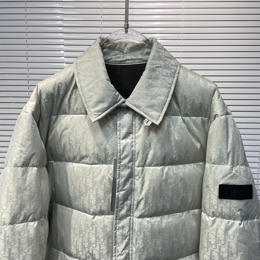 Schwarze und silbergraue Jacke