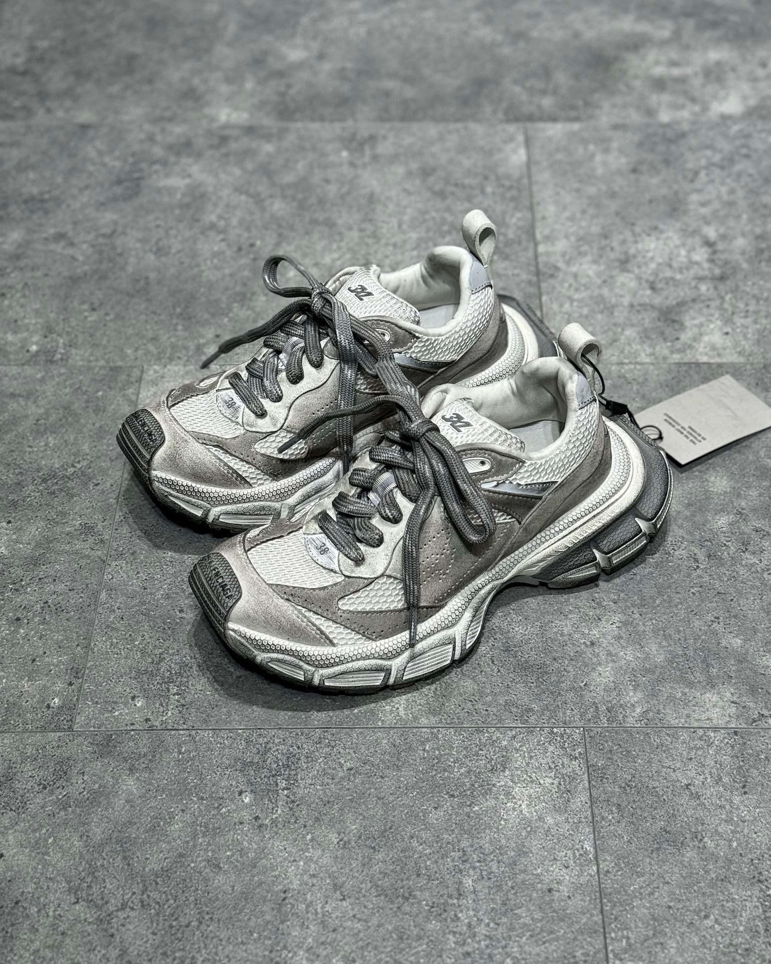 Graue Schuhe