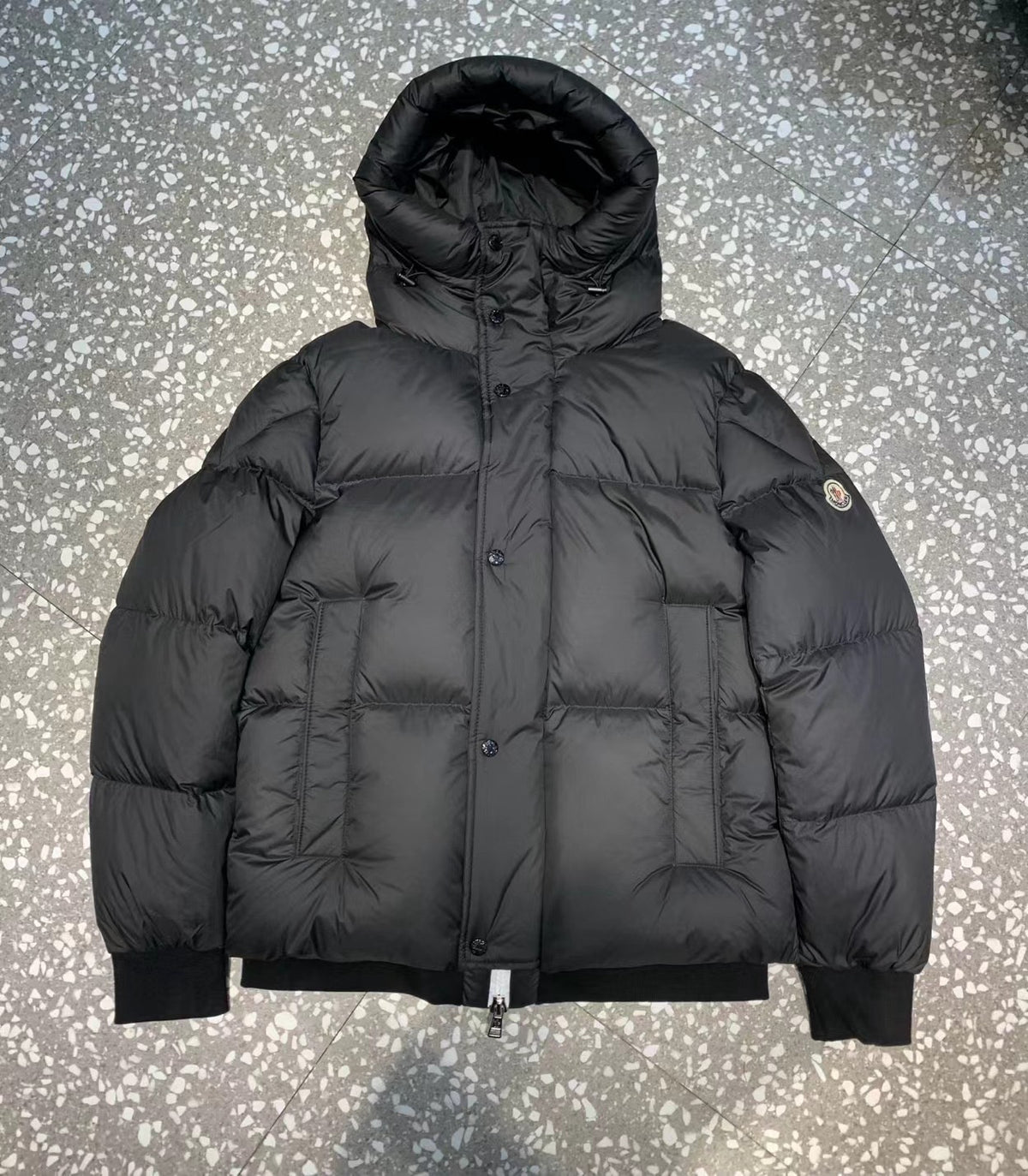 Schwarze, blaue und weiße Jacke