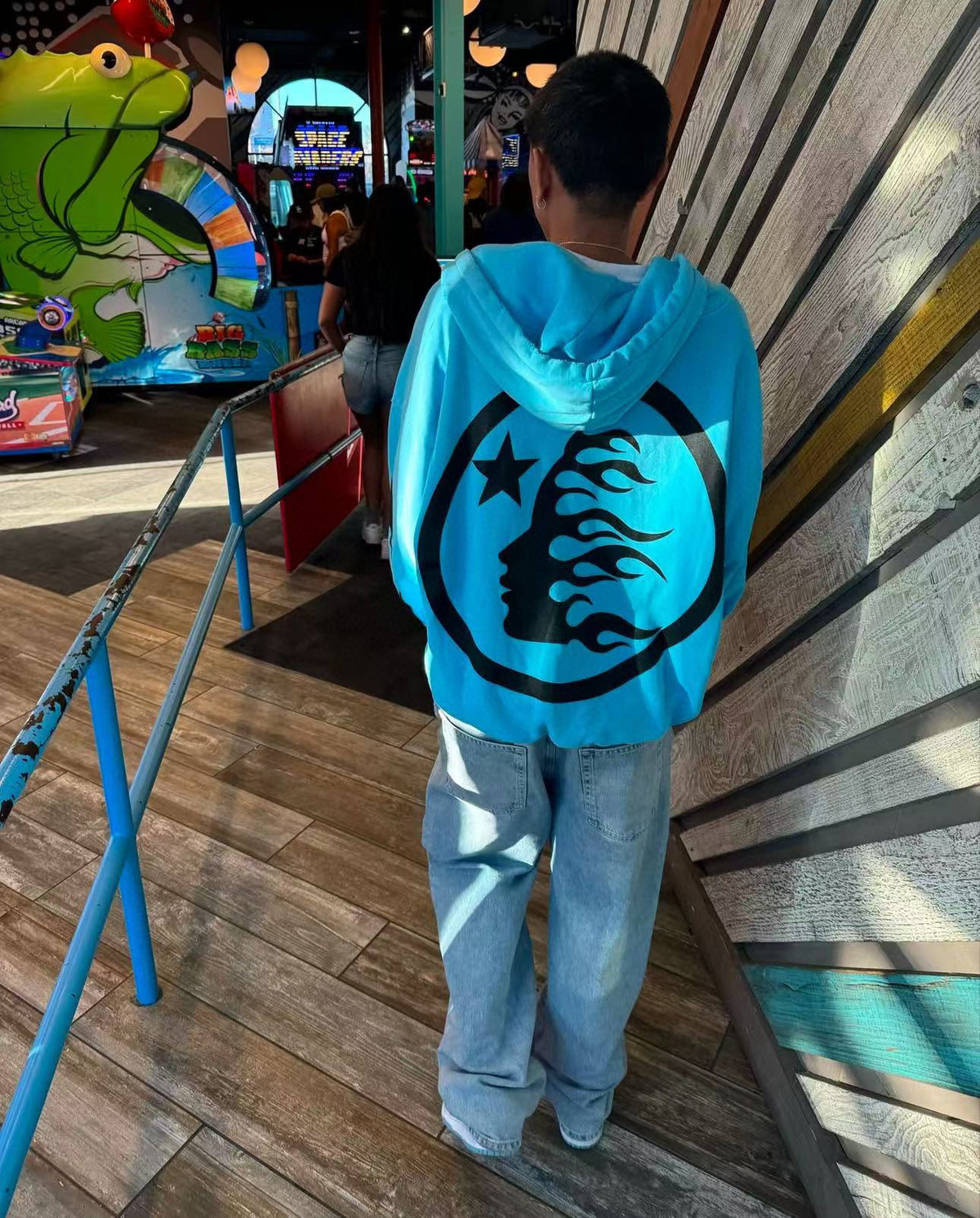 Himmelblauer Hoodie