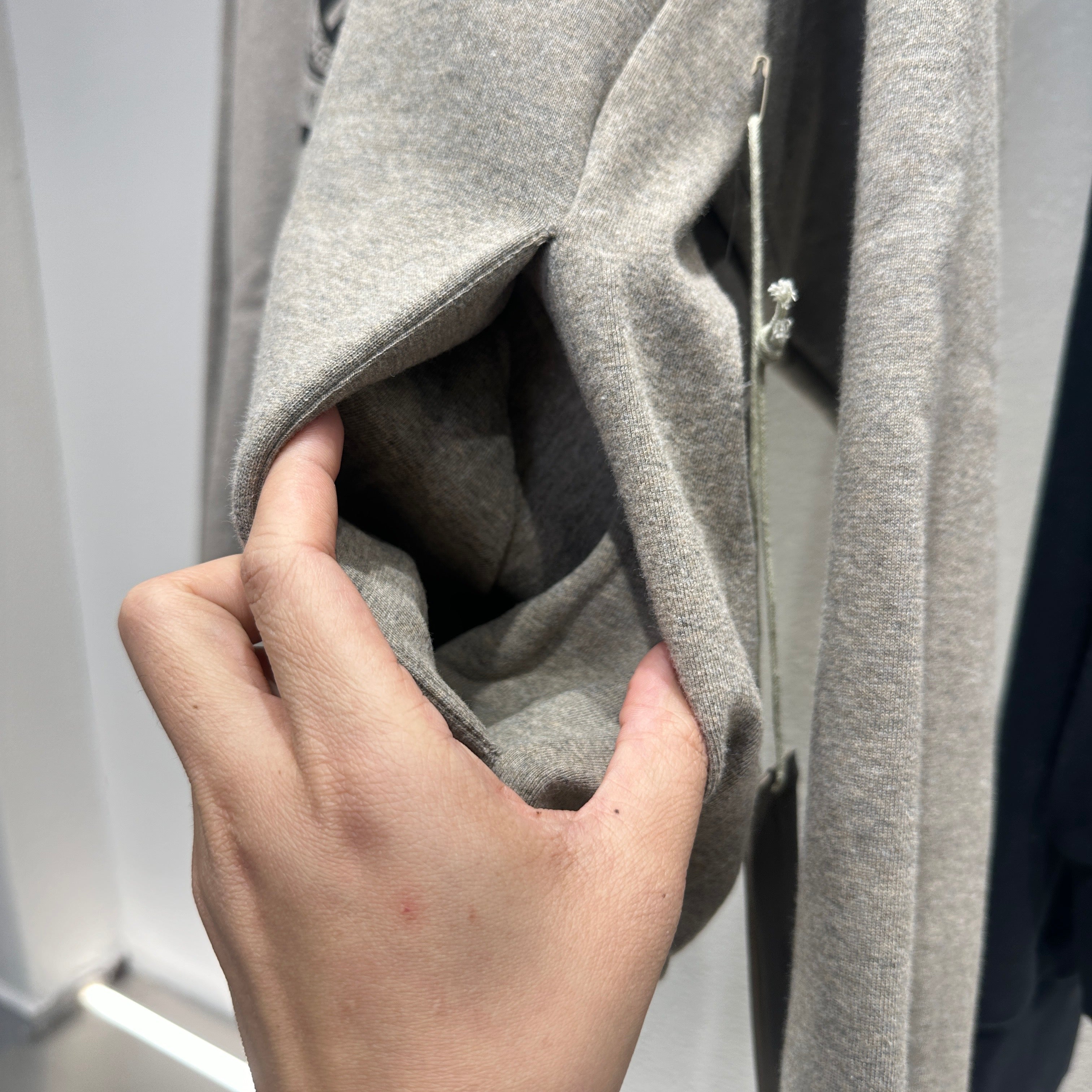 Schwarzer und dunkelnebelgrauer Hoodie