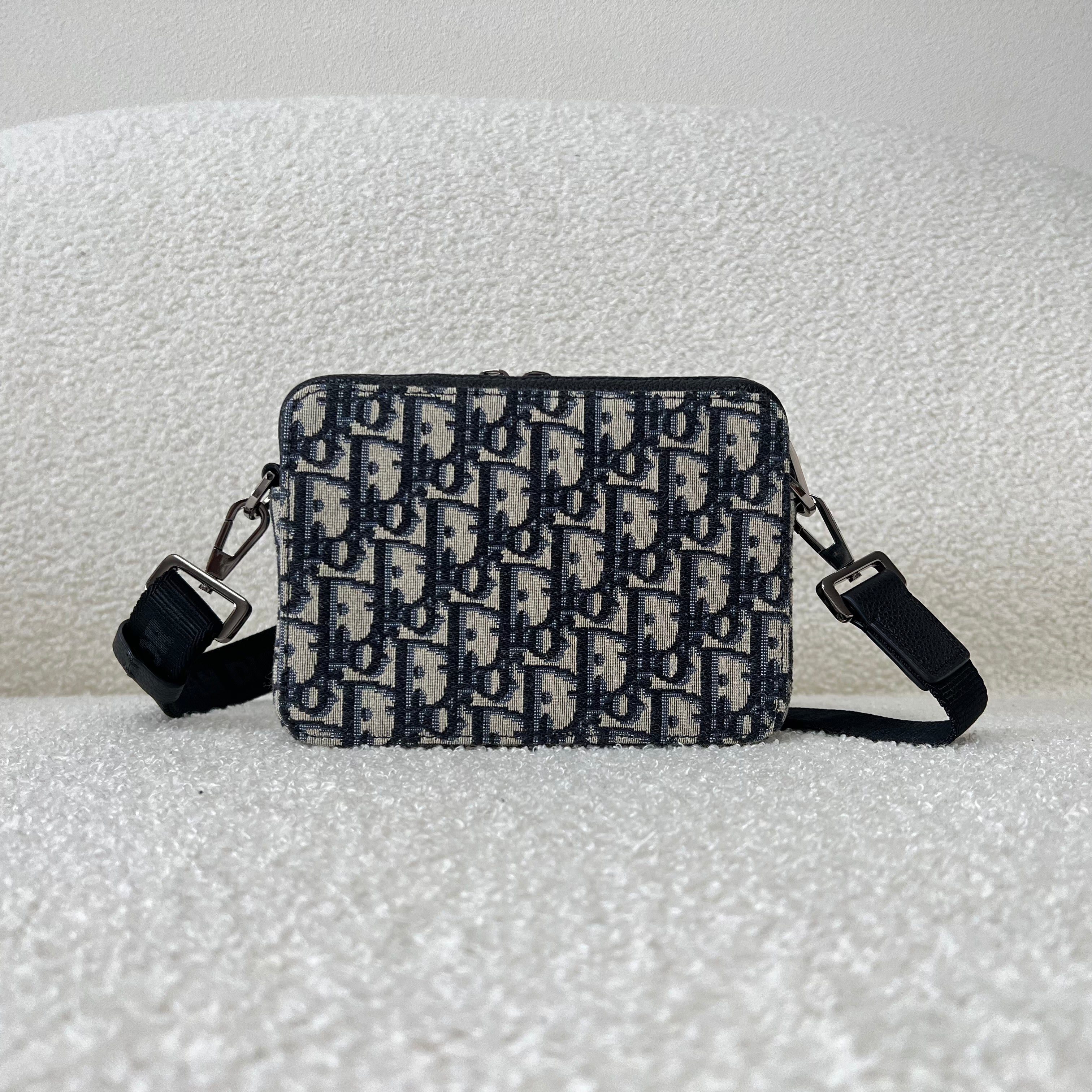Bolsa azul y gris negra
