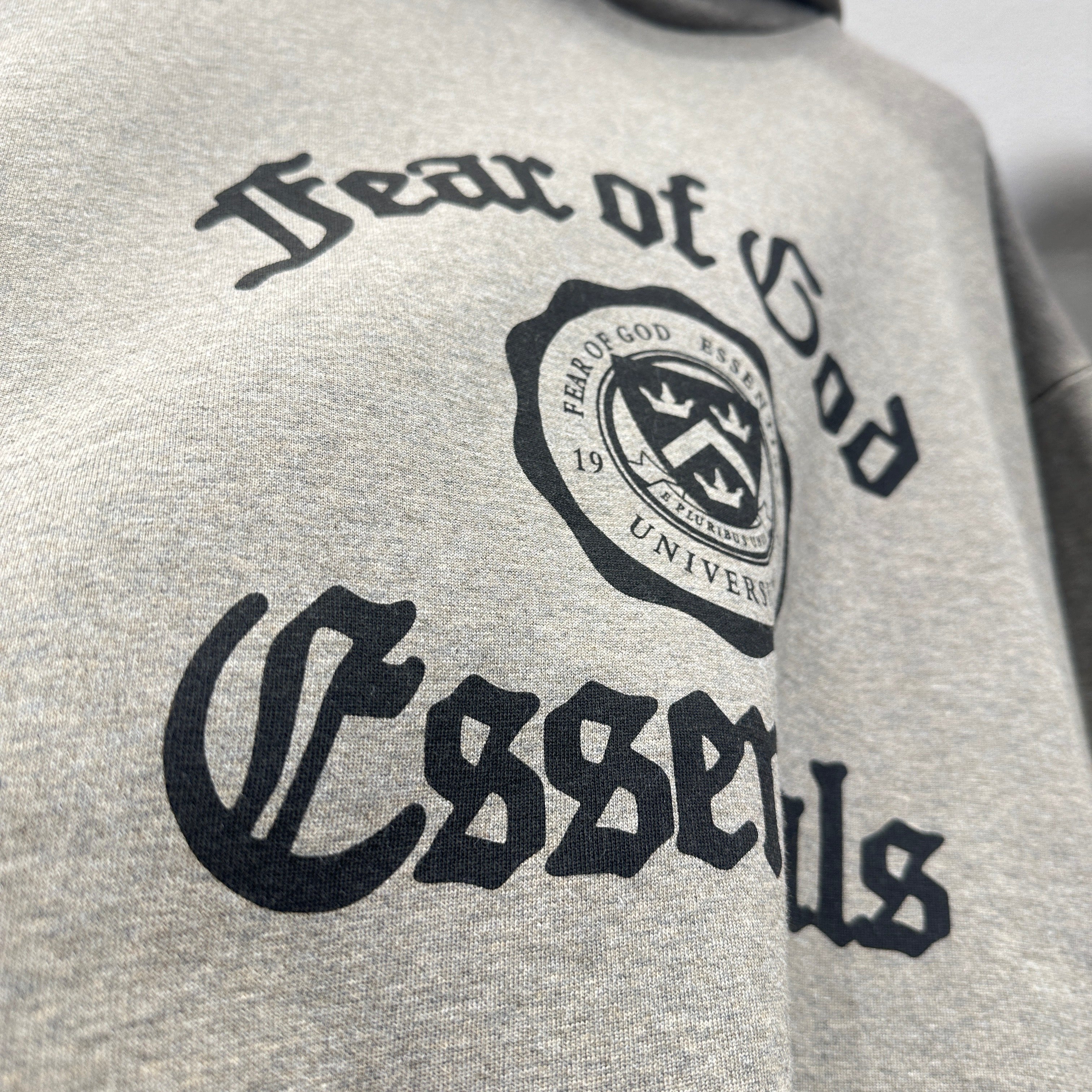 Schwarzer und dunkelnebelgrauer Hoodie