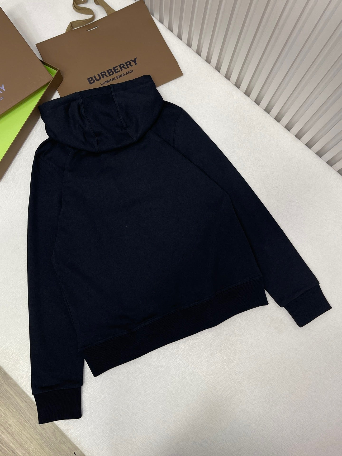 Schwarzer Hoodie