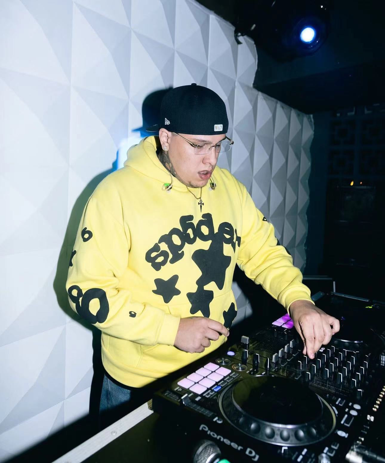 Sudadera con capucha amarilla