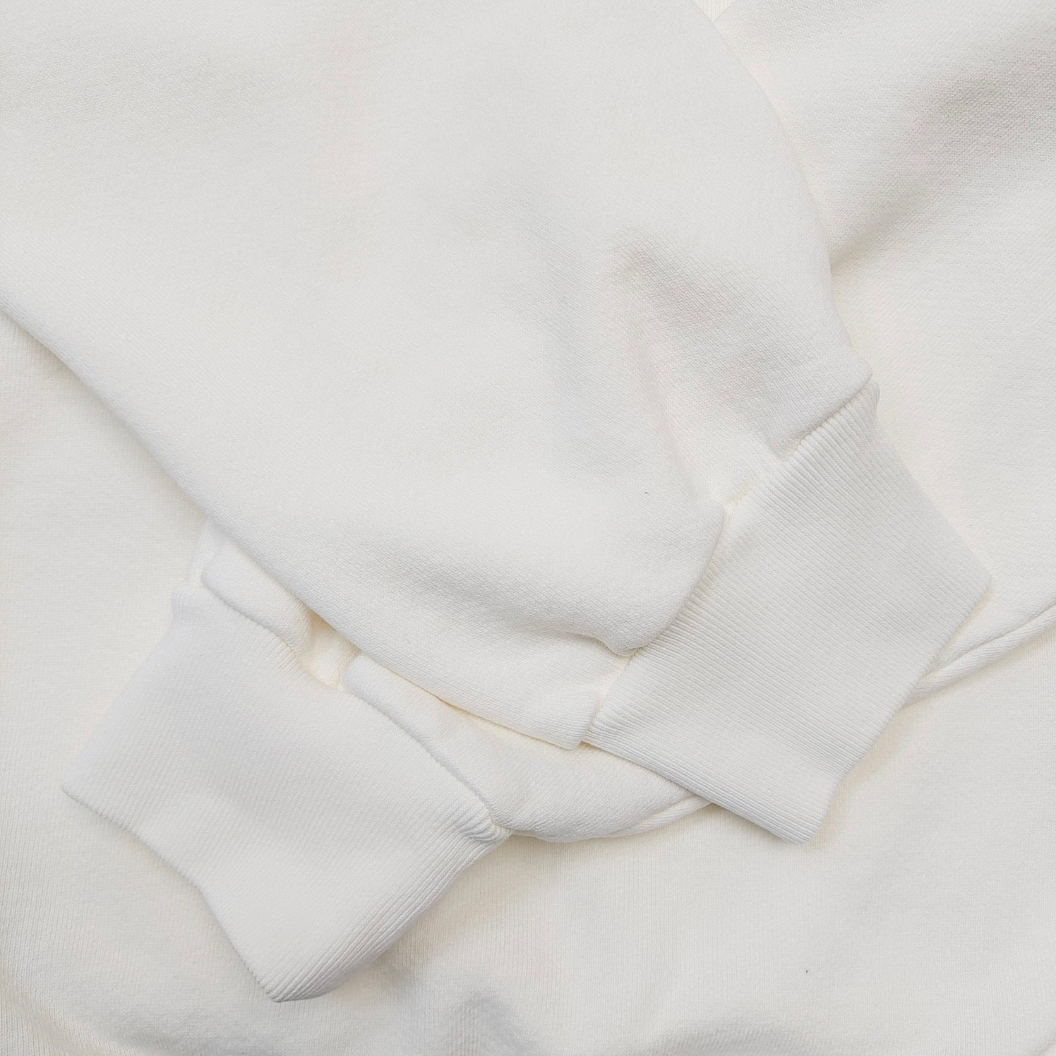 Sudadera con capucha blanca