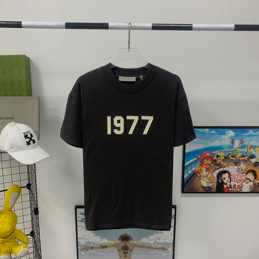 Camisetas grises y negras