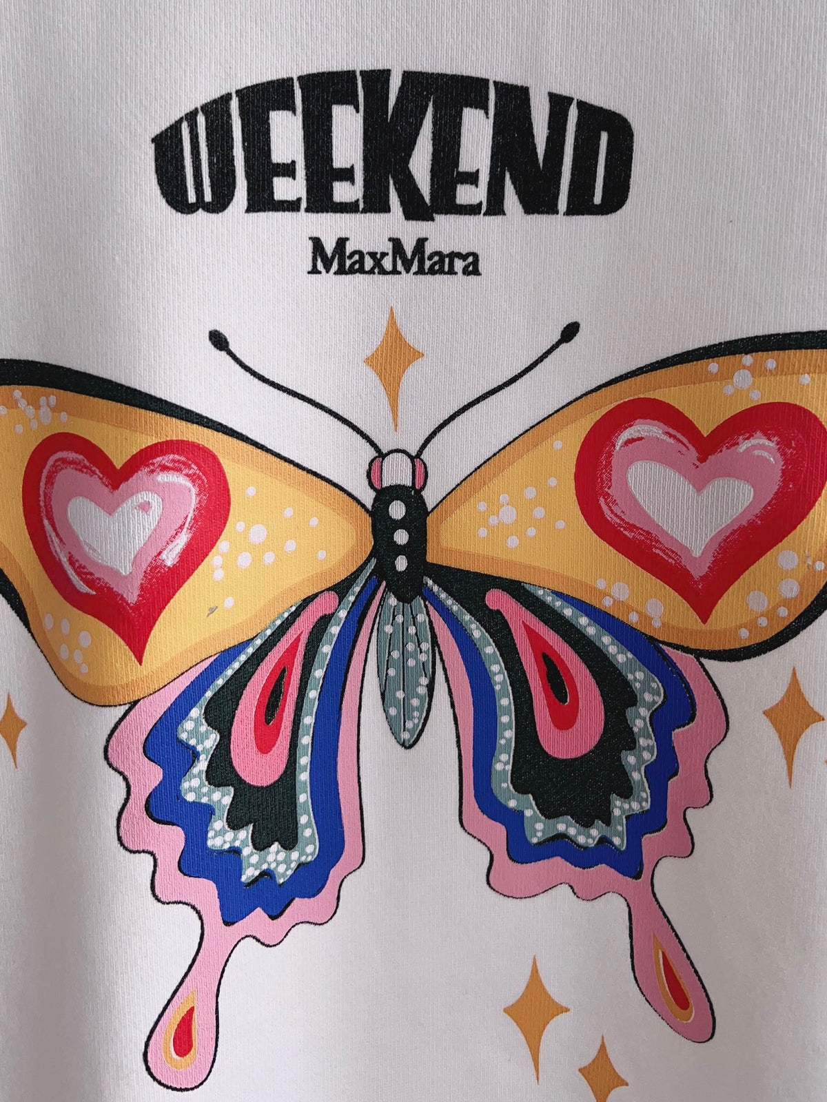 قمصان رمادية ورمادية داكنة وبيضاء