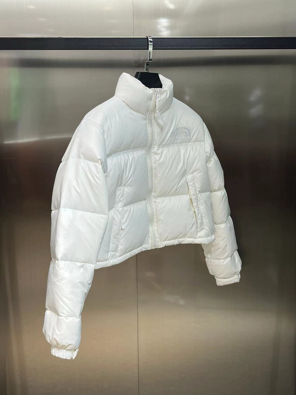 Schwarze, weiße und rote Jacke