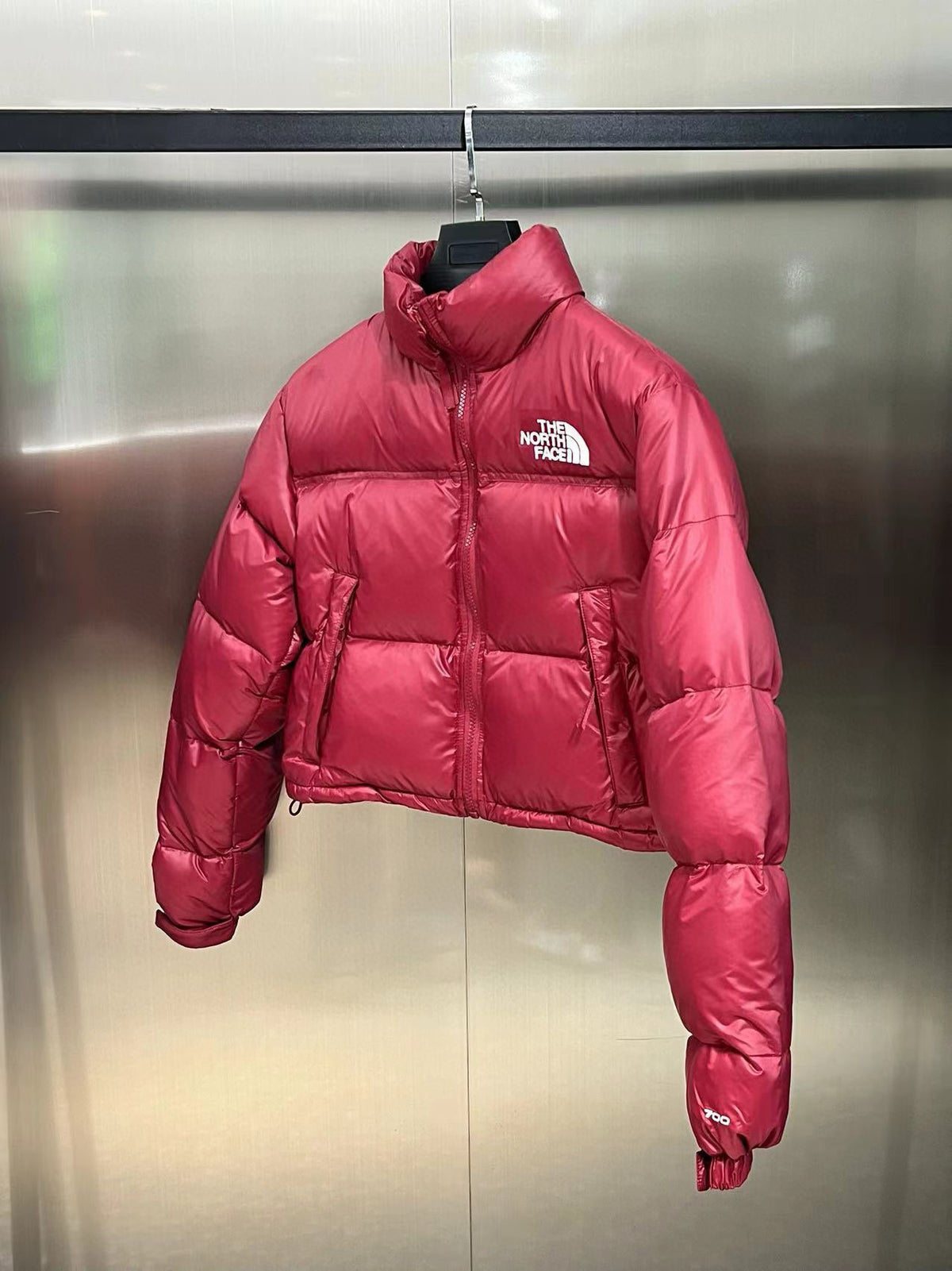 Schwarze, weiße und rote Jacke