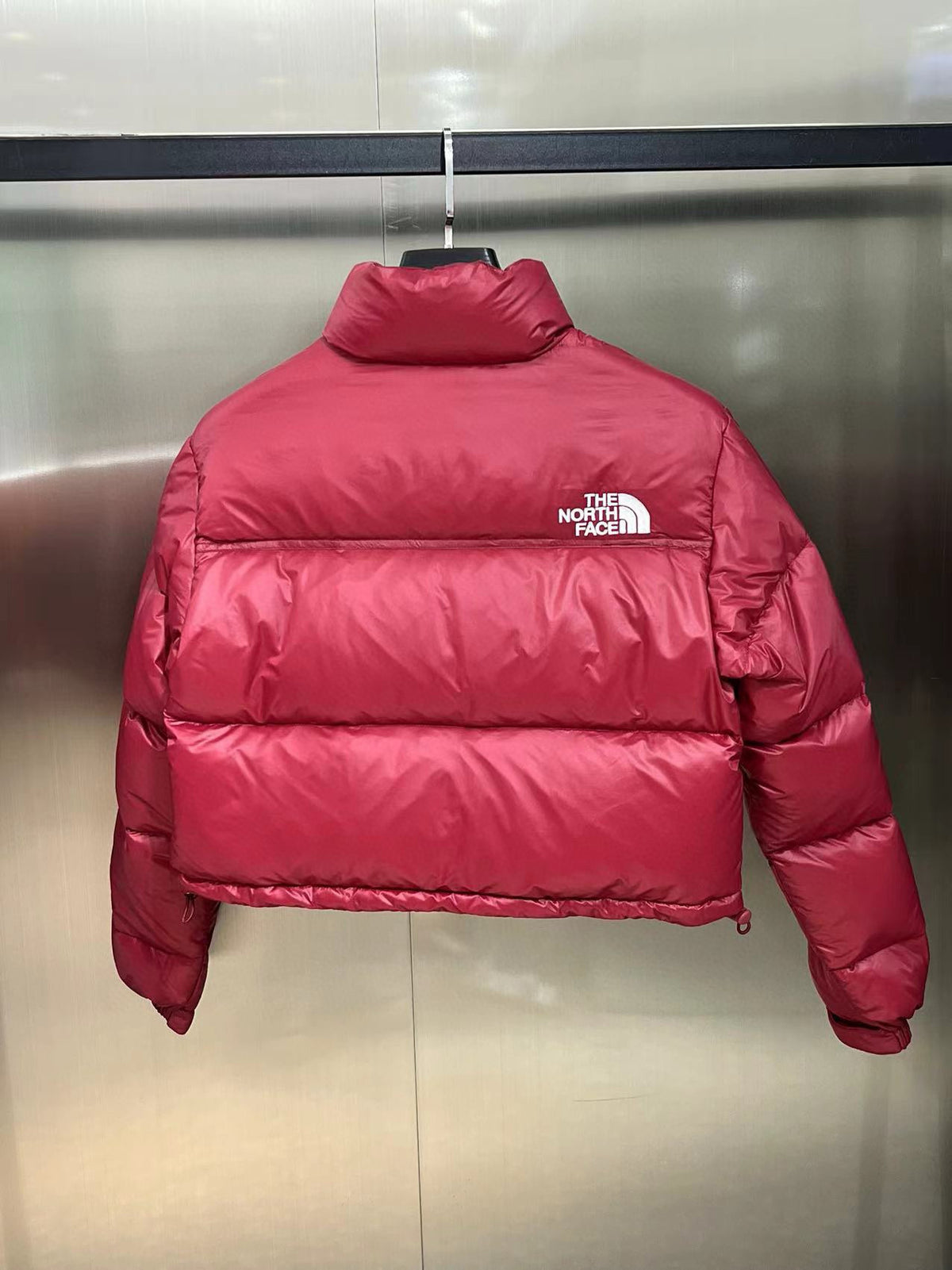 Schwarze, weiße und rote Jacke