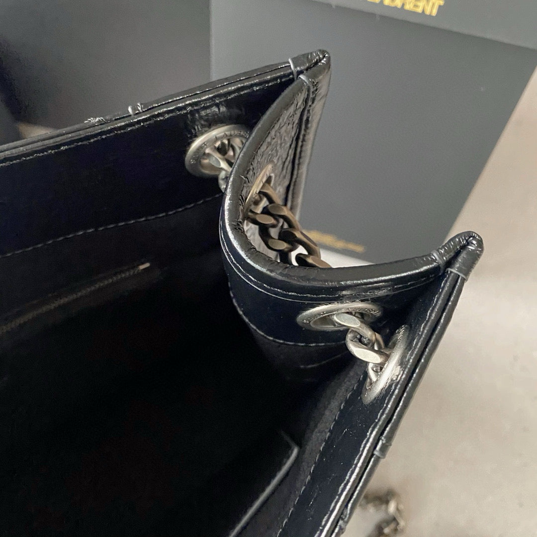حقيبة سوداء