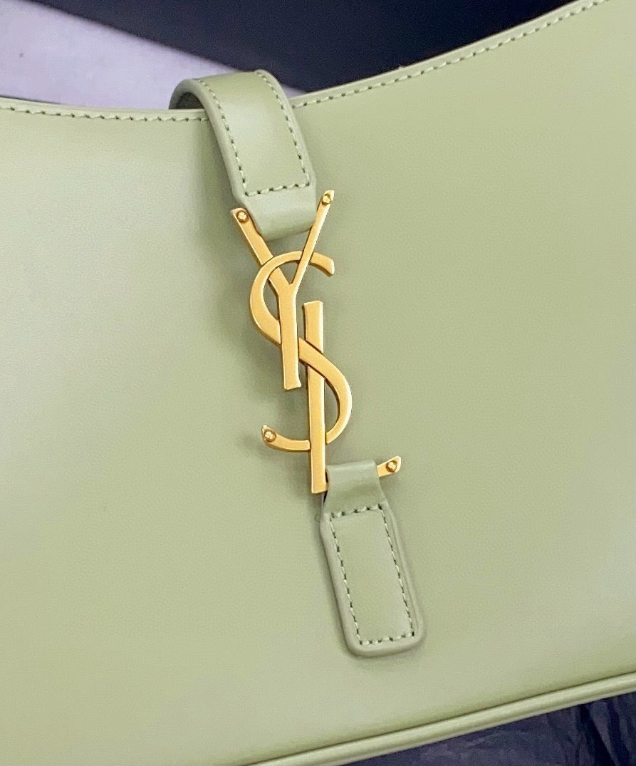 Schwarz-weiß-grüne Tasche