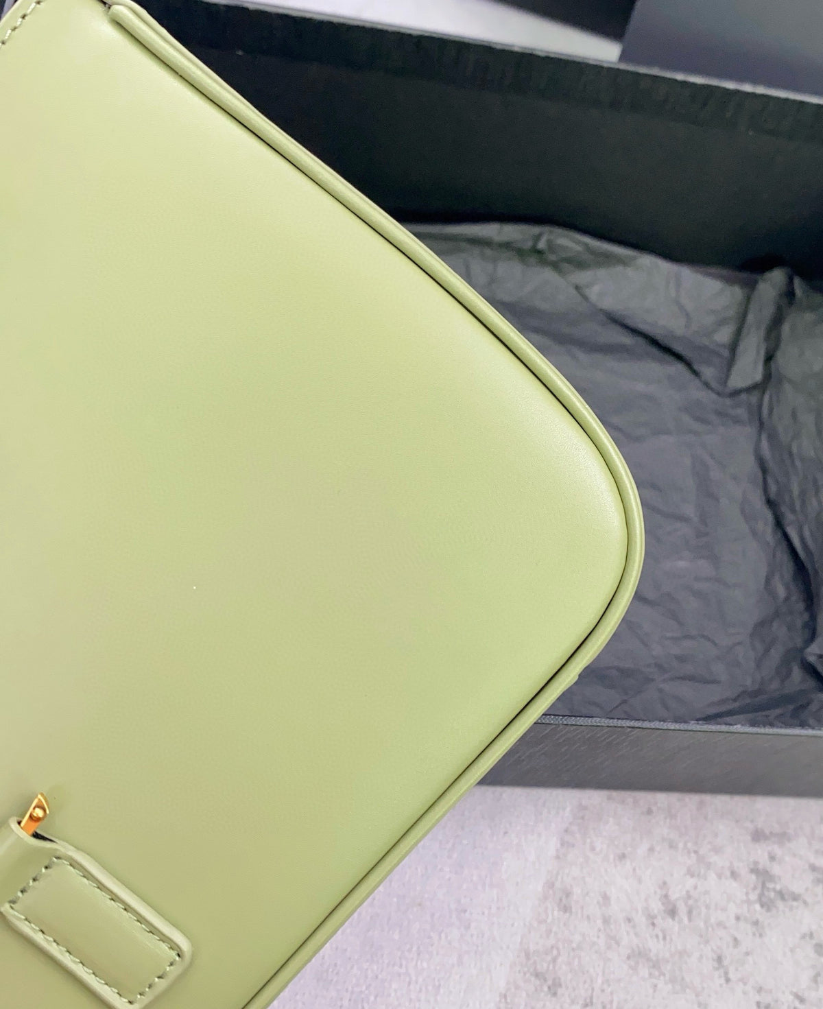 Schwarz-weiß-grüne Tasche