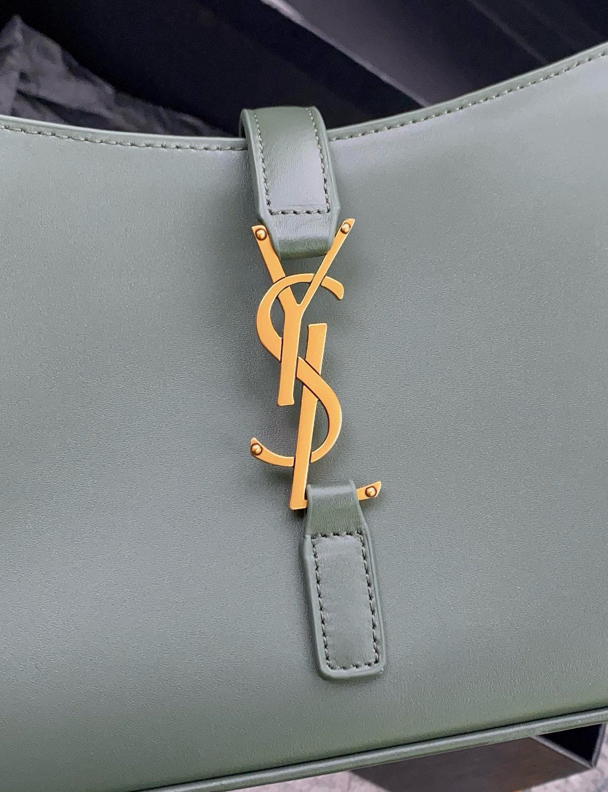 Schwarz-weiß-grüne Tasche