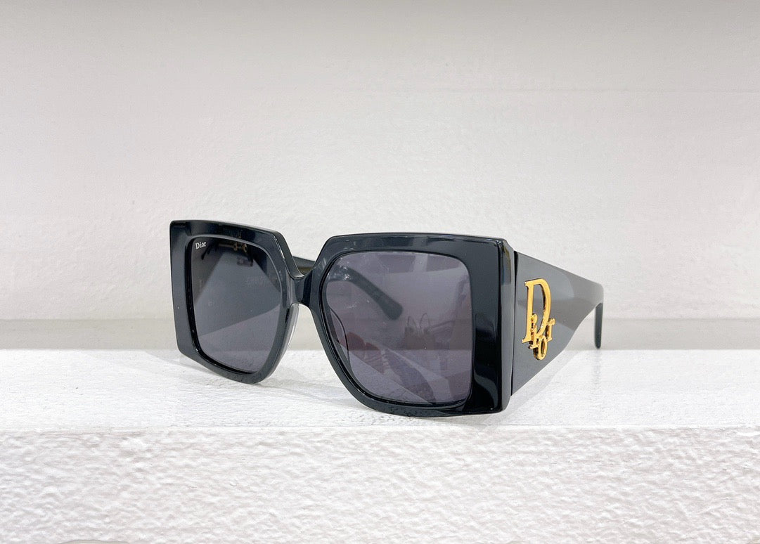 Sonnenbrille in Rot, Grün, Weiß, Schwarz und Orange