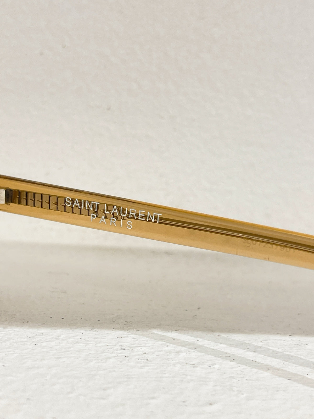 Schwarze, braune und weiße Sonnenbrille