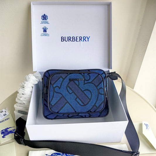 Blaue und schwarze Tasche