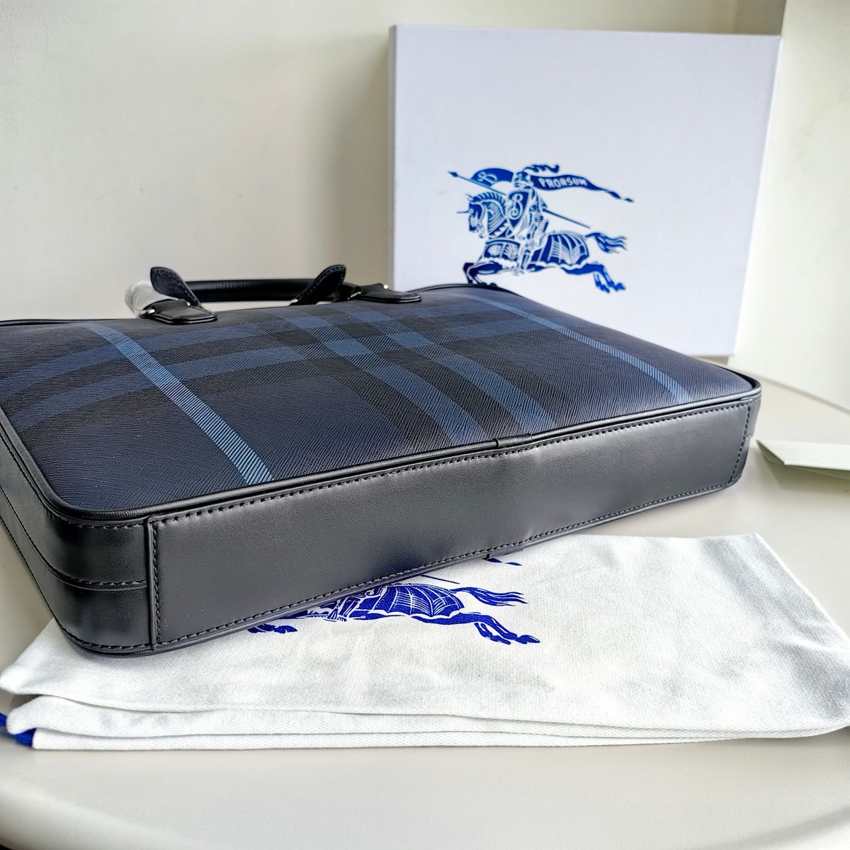 Blaue und schwarze Tasche