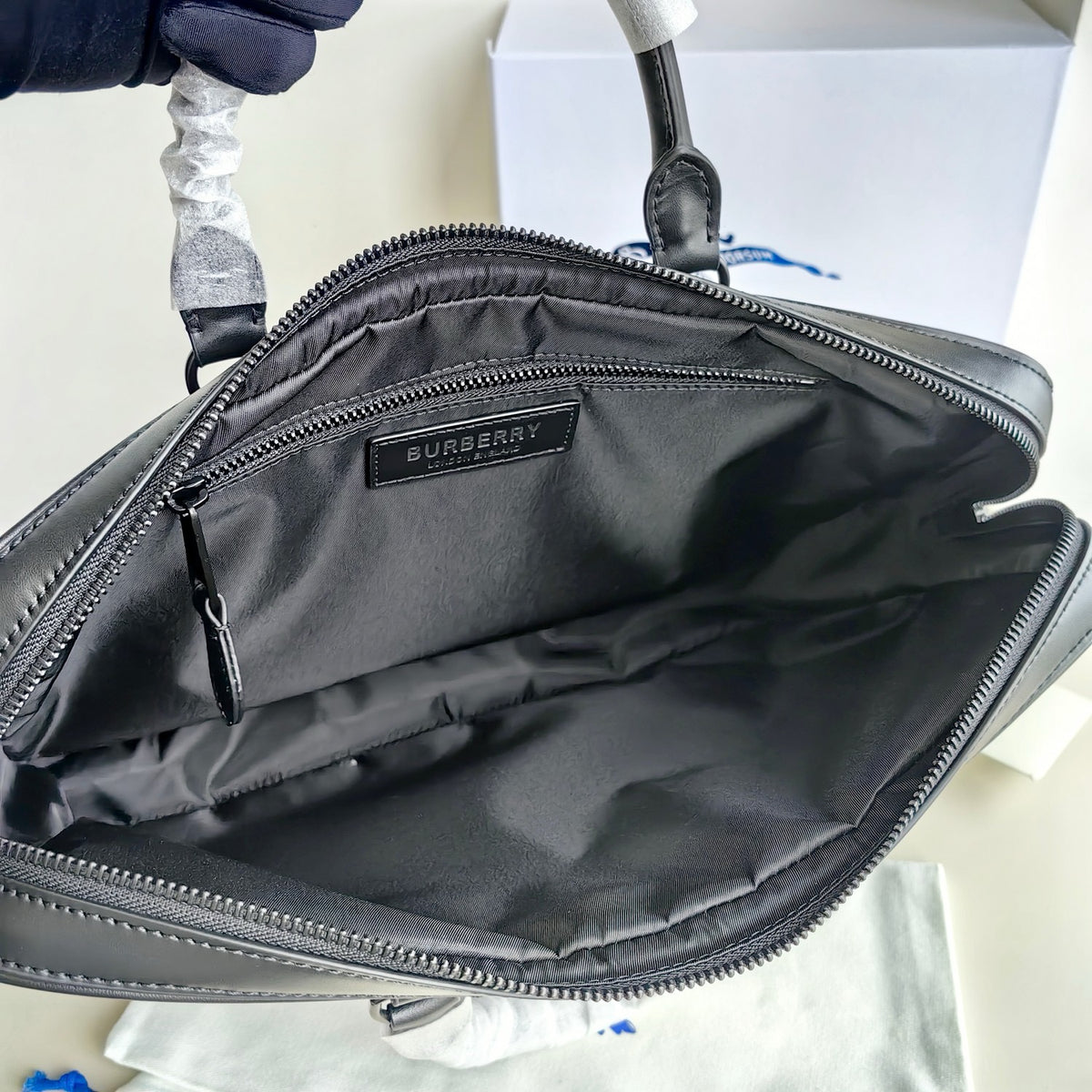 Blaue und schwarze Tasche