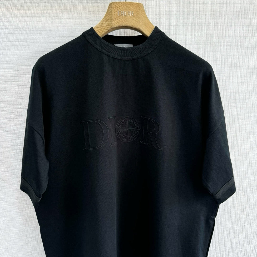 Black T-shirt - Size L