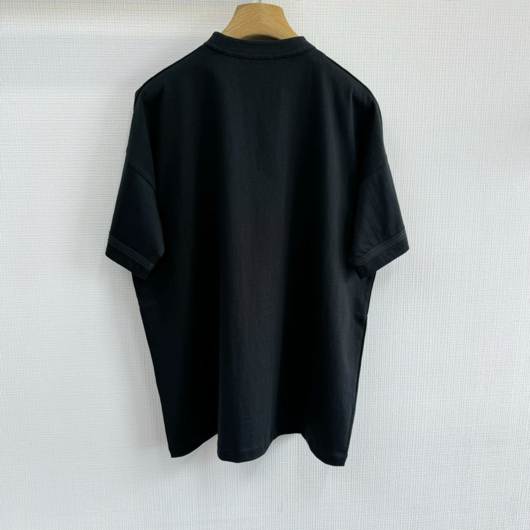 Black T-shirt - Size L