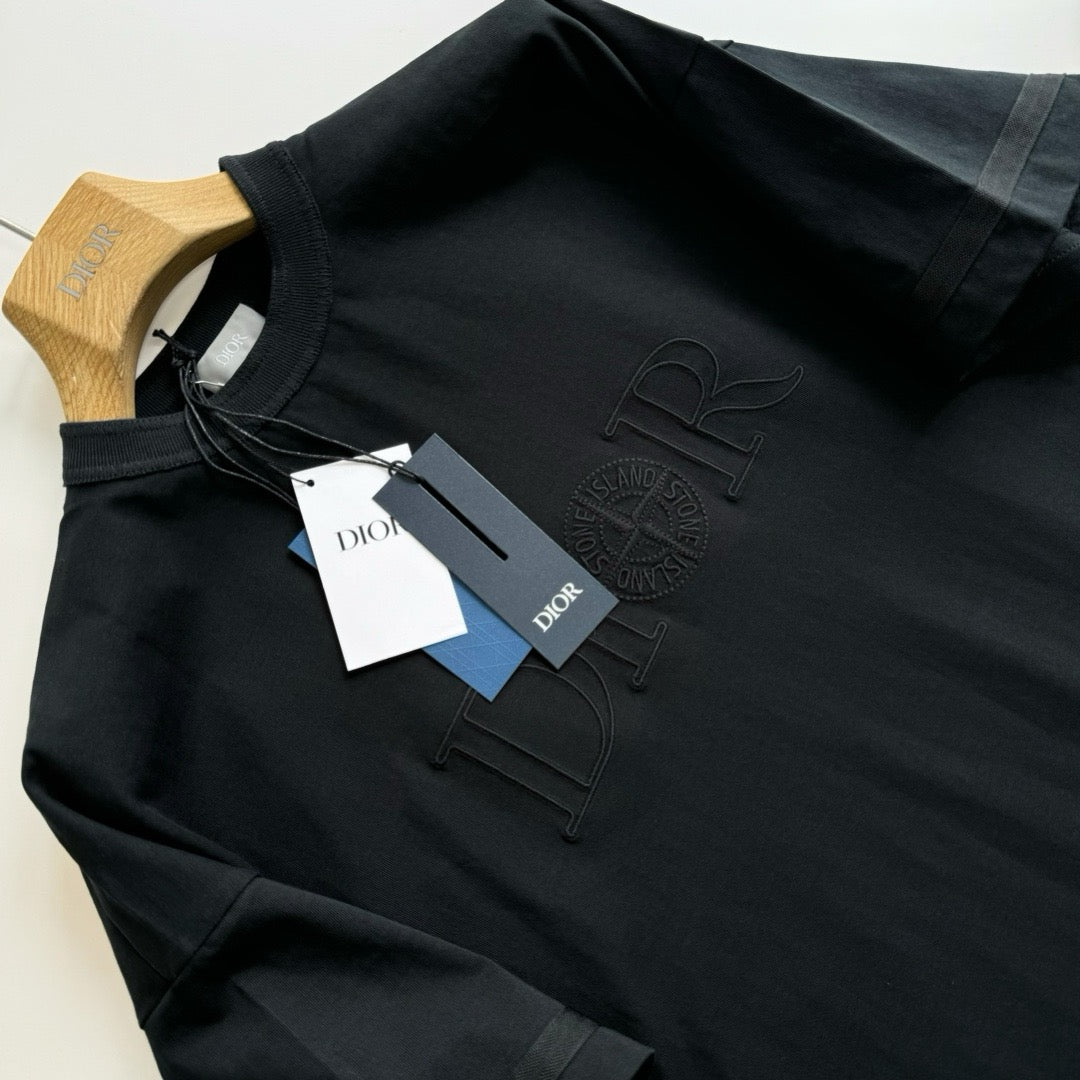 Black T-shirt - Size L