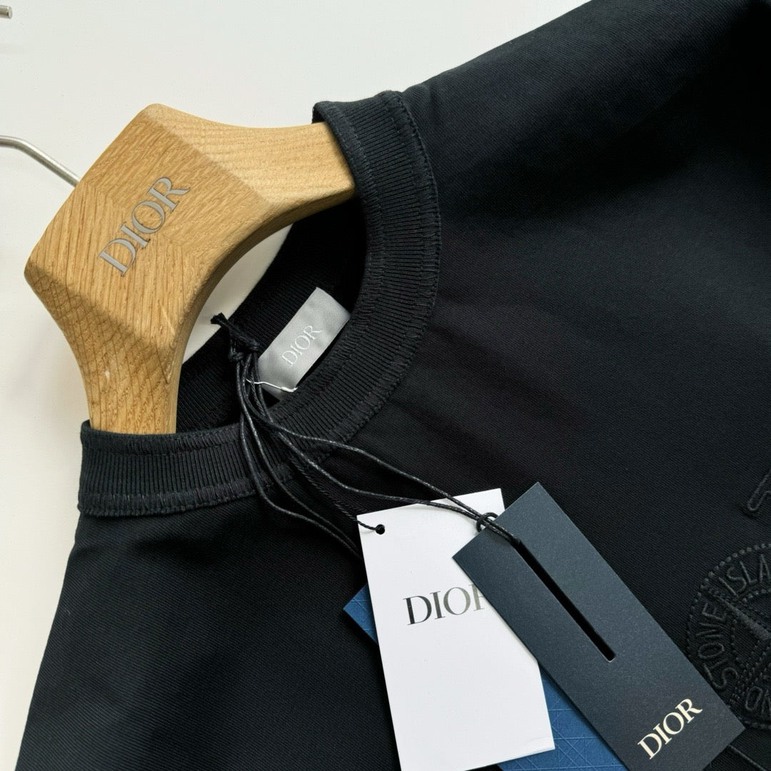 Black T-shirt - Size L