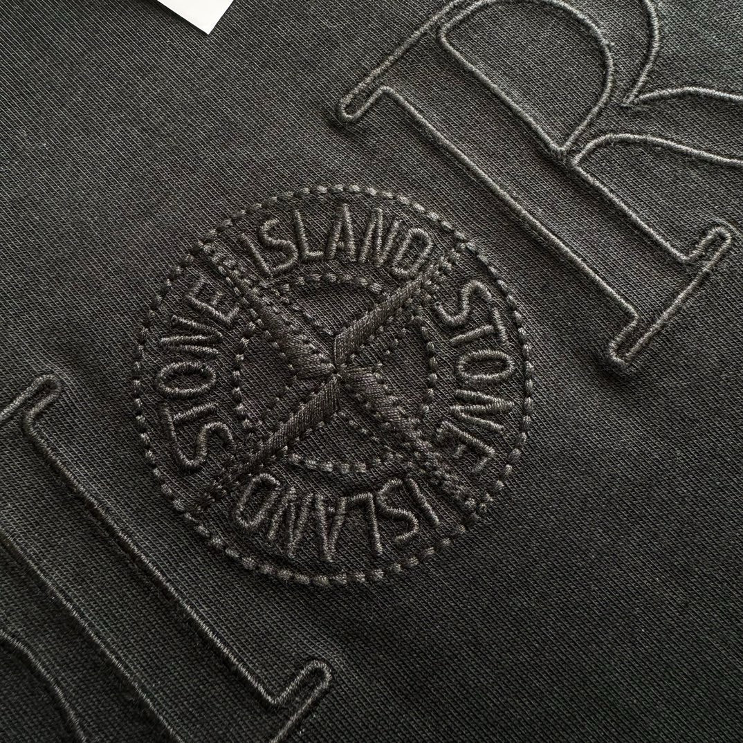 Black T-shirt - Size L