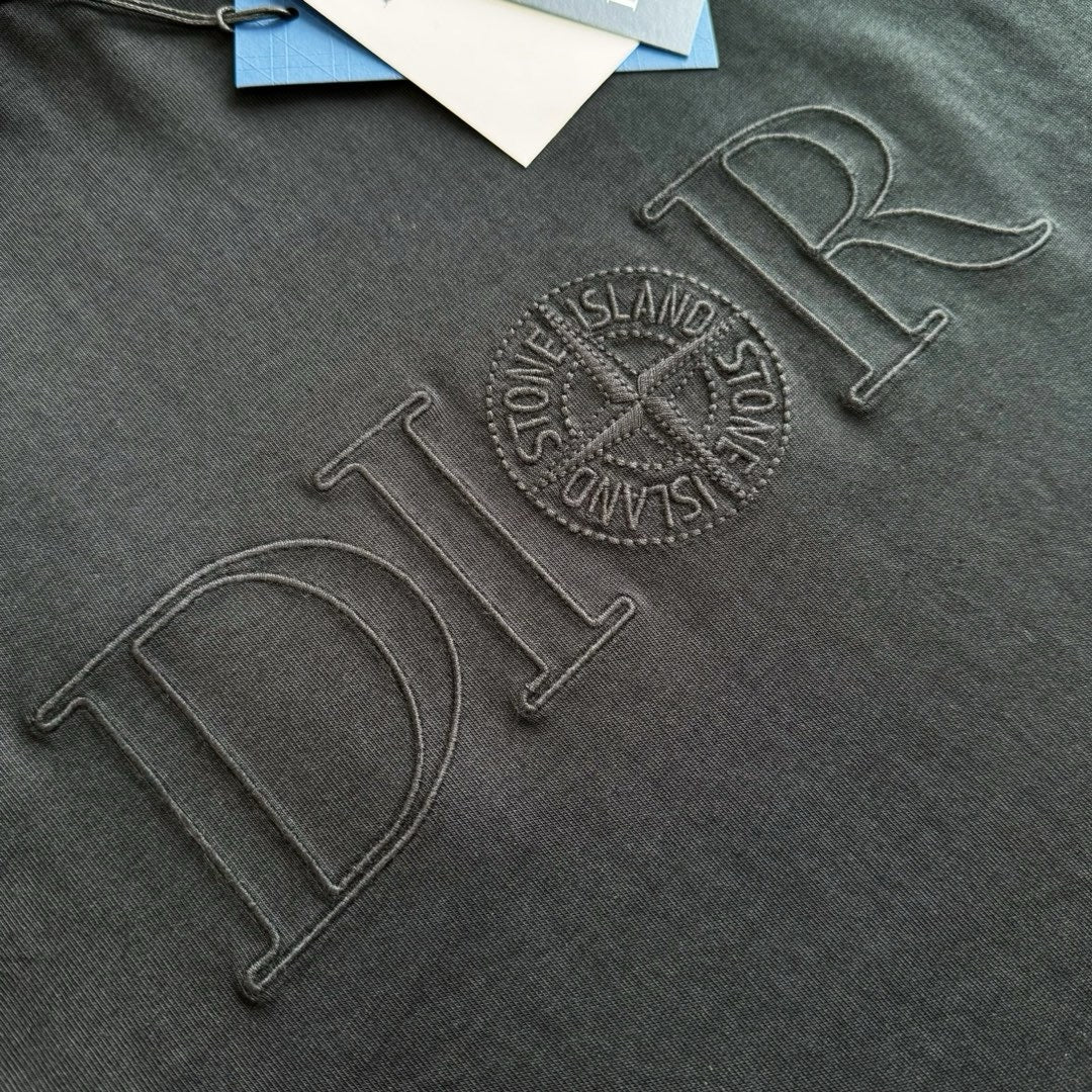 Black T-shirt - Size L