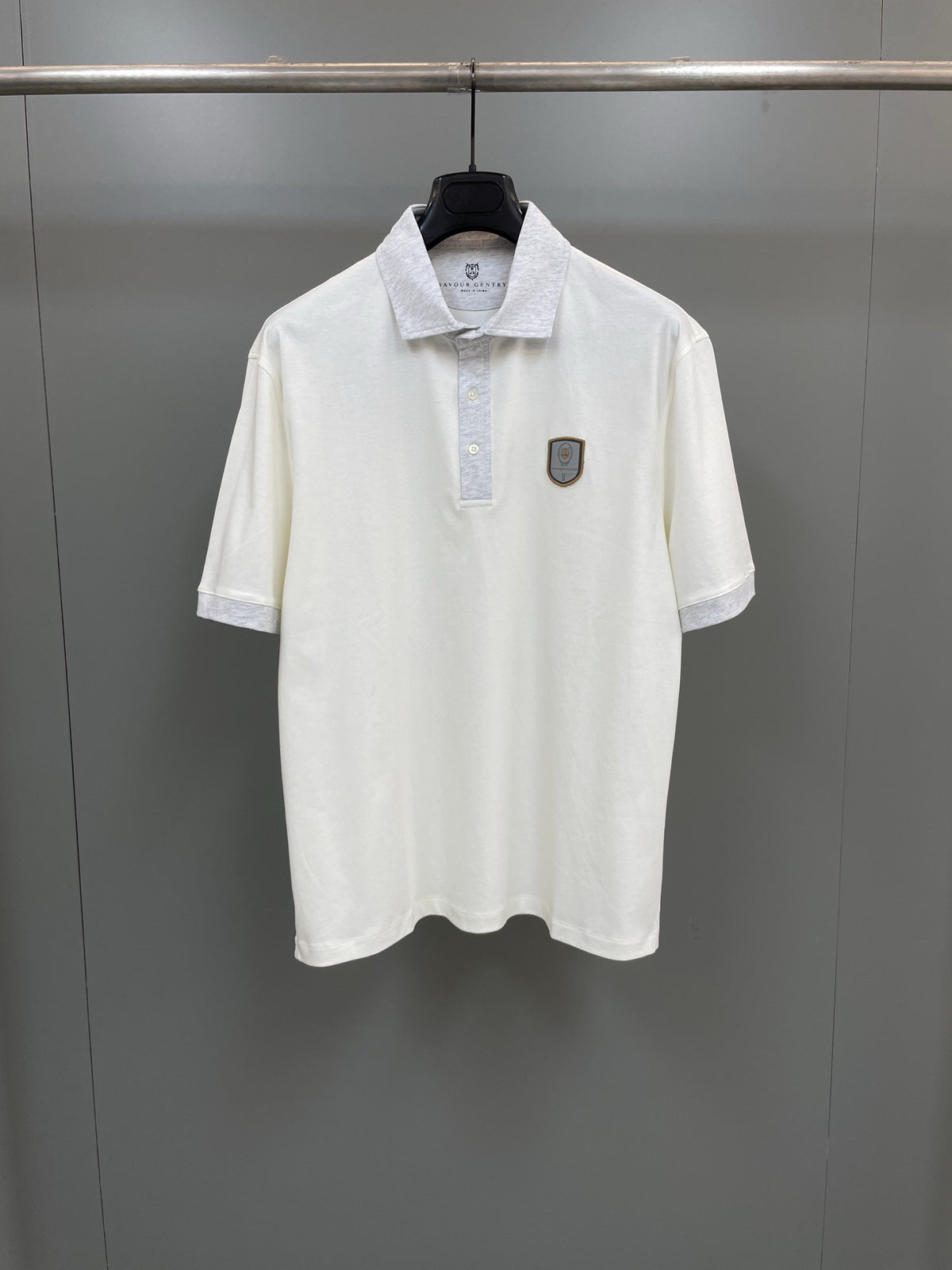 Polo azul y blanco