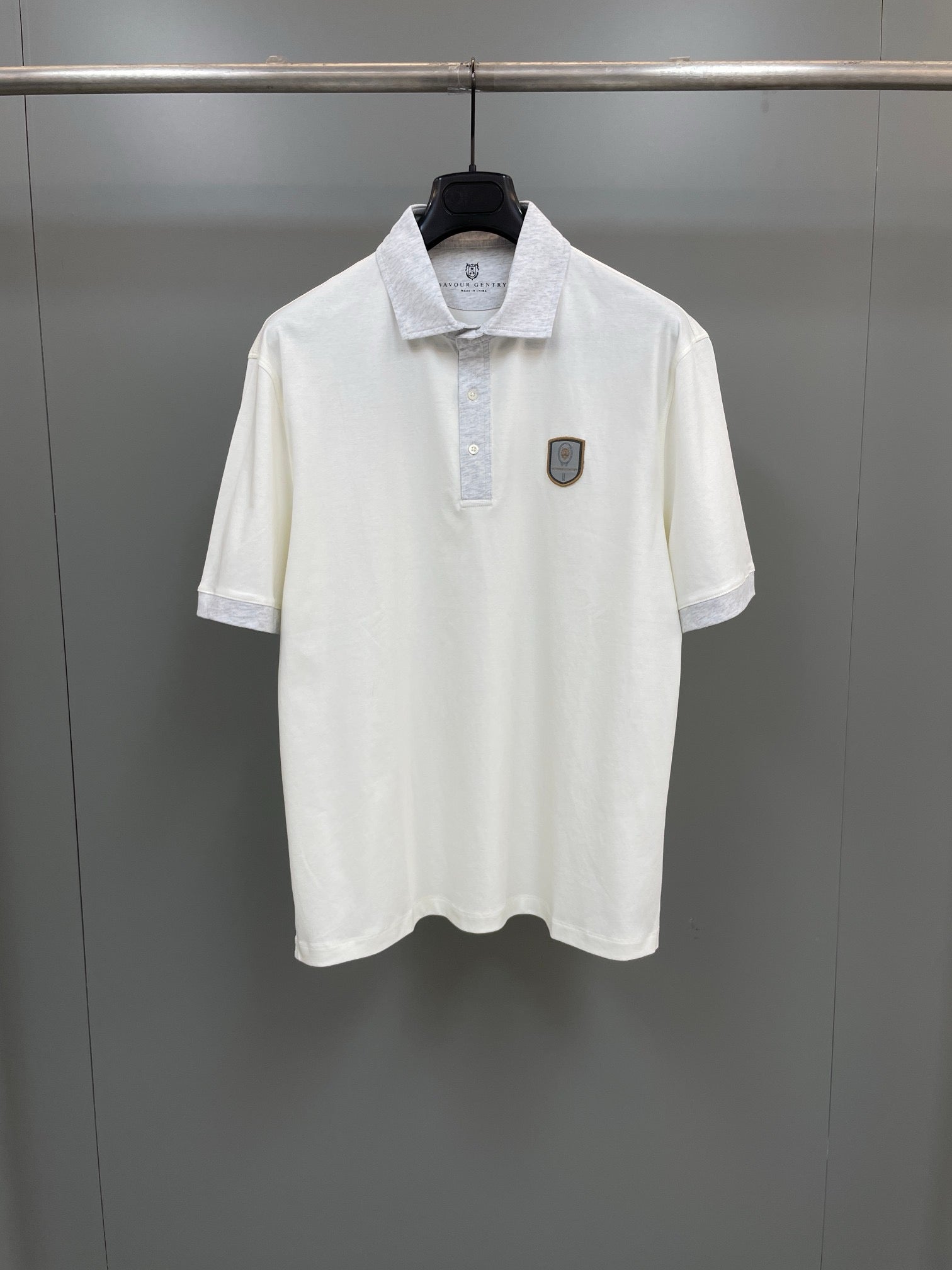 Polo azul y blanco