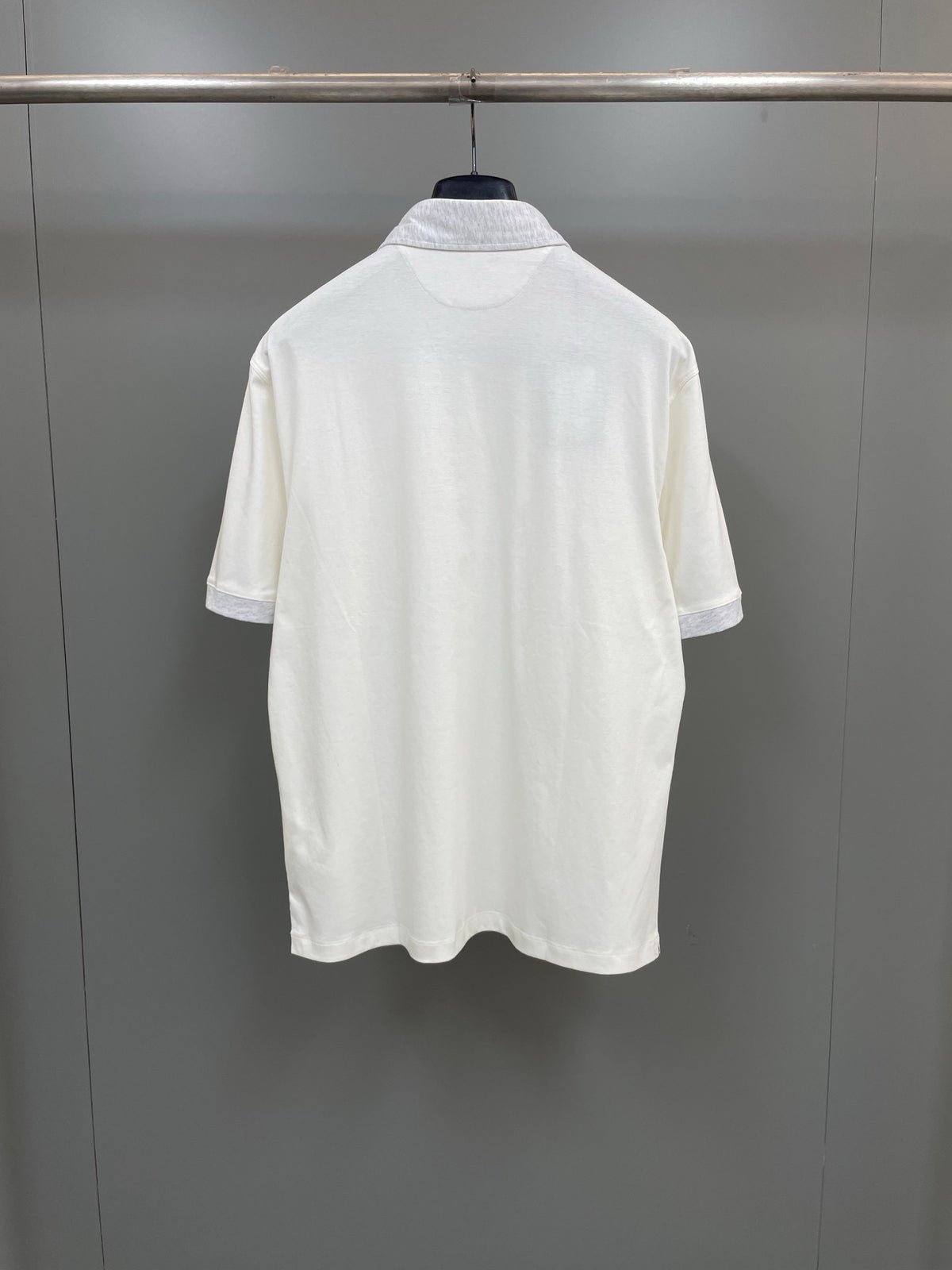 Polo azul y blanco