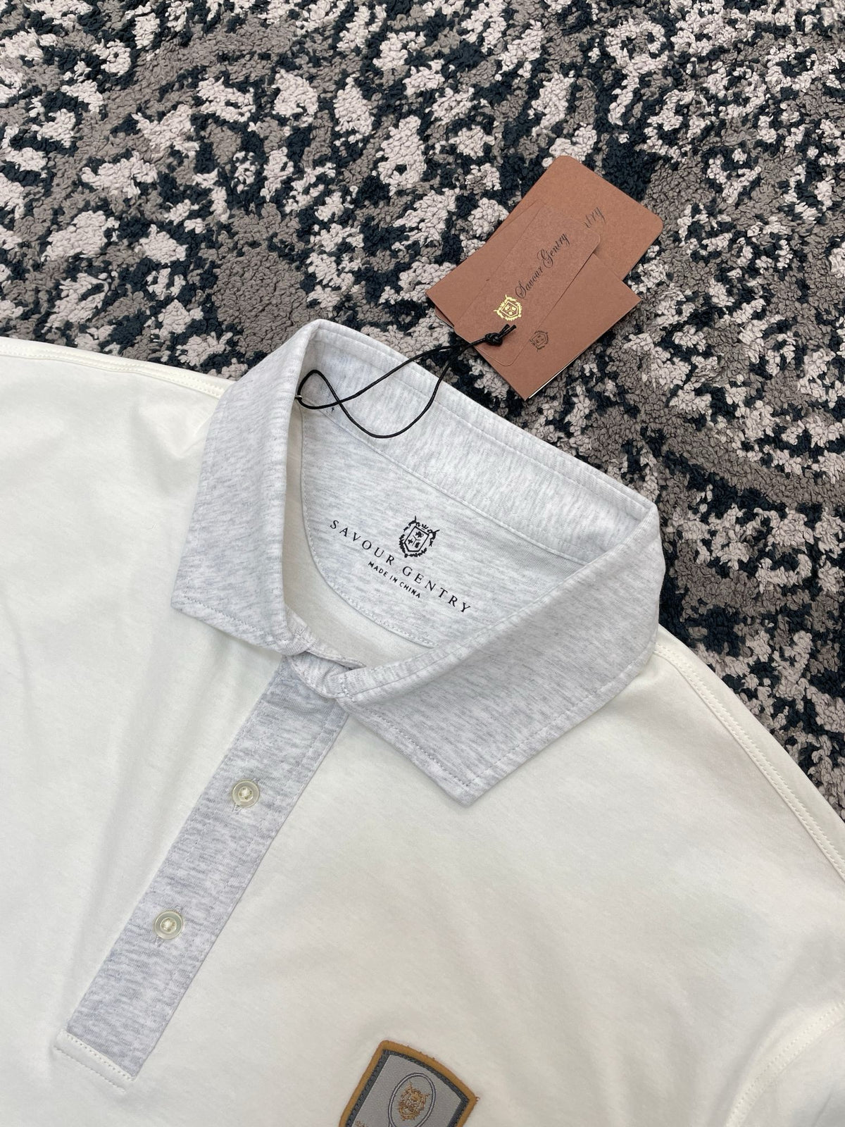 Polo azul y blanco